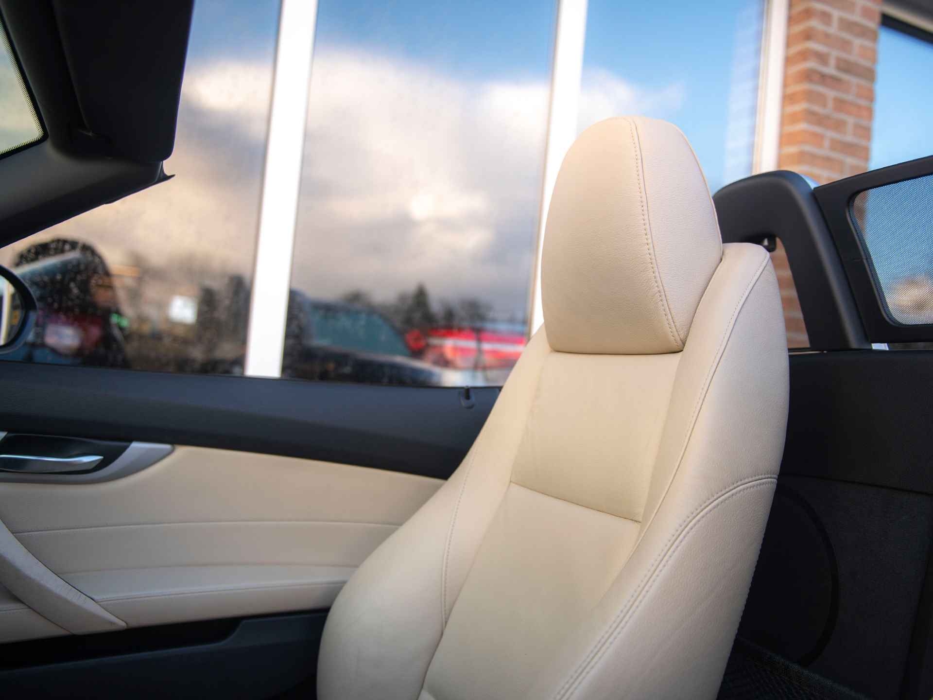 BMW Z4 Roadster sDrive23iA Executive | Apple Carplay | Navi Prof | Comfort Access | Leder | Sportstoelen | Memory Seat | Stoelverw. | Xenon + Grootlichtass. | 19" Lichtmetaal V-spaak 296 | Aut.dimm.spiegels bi+bui. | Schakelflippers - 25/63