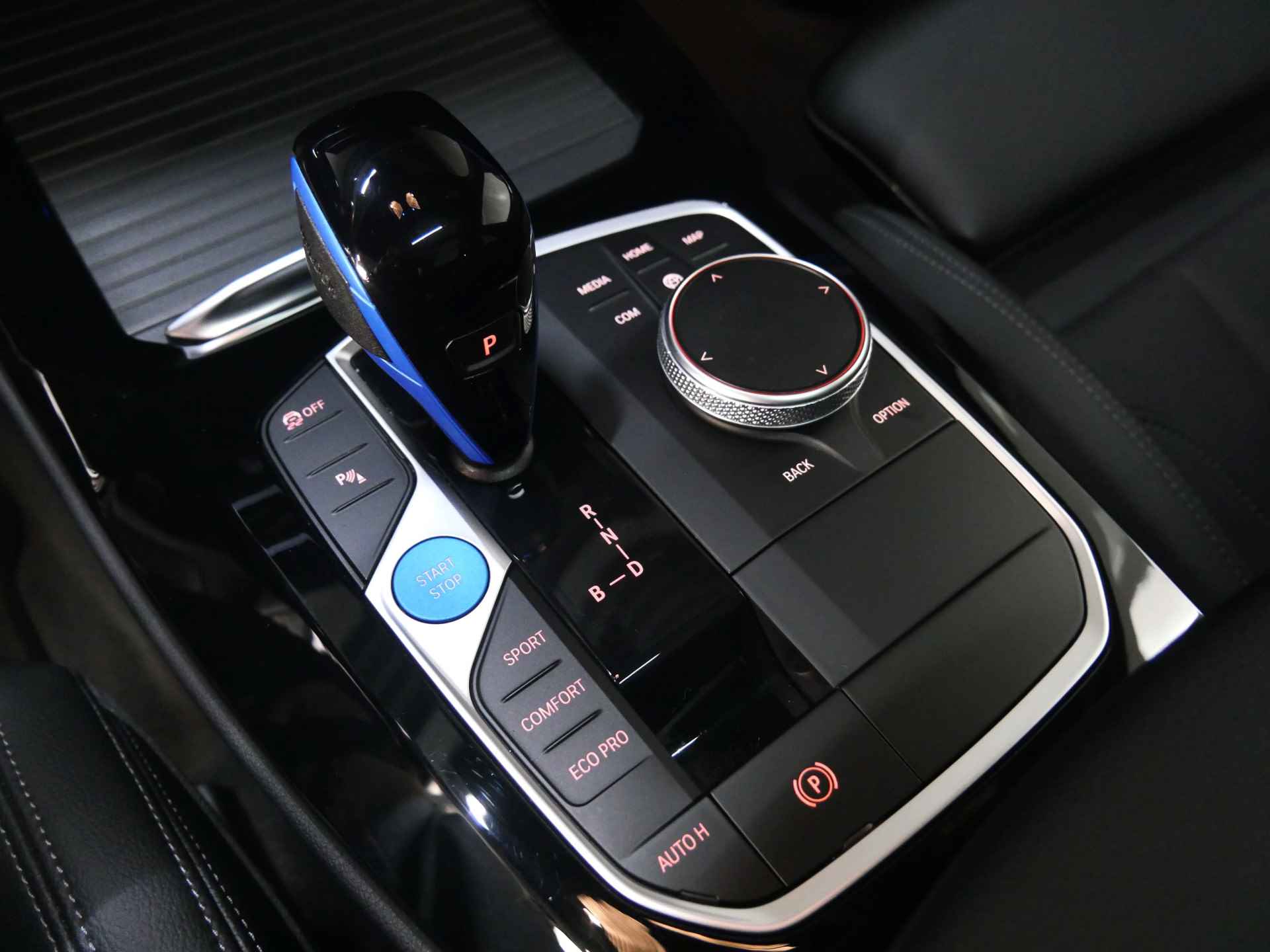BMW iX3 Executive 80 kWh / Adaptief onderstel / Trekhaak / Sportstoelen / Stoelverwarming / Adaptieve LED / Parking Assistant / Live Cockpit Professional - 19/34