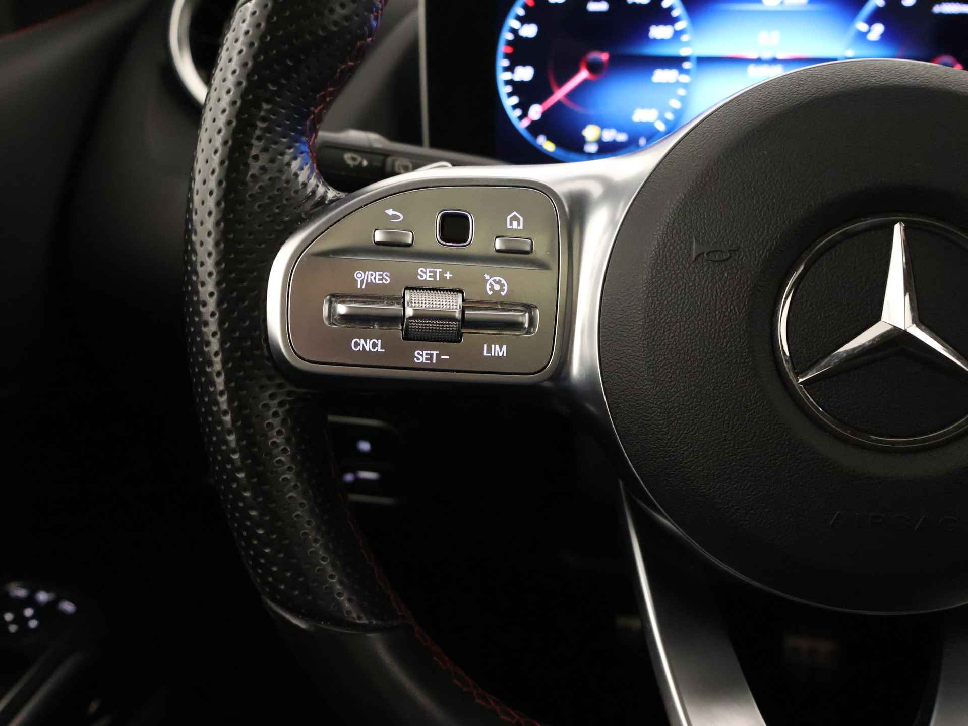 Mercedes-Benz B-Klasse 180 Business Solution AMG | Panoramadak | MBUX wide screen | Navigatie | Parking support met camera achter | inclusief 24 maanden MB Certified garantie voor Europa. - 23/44