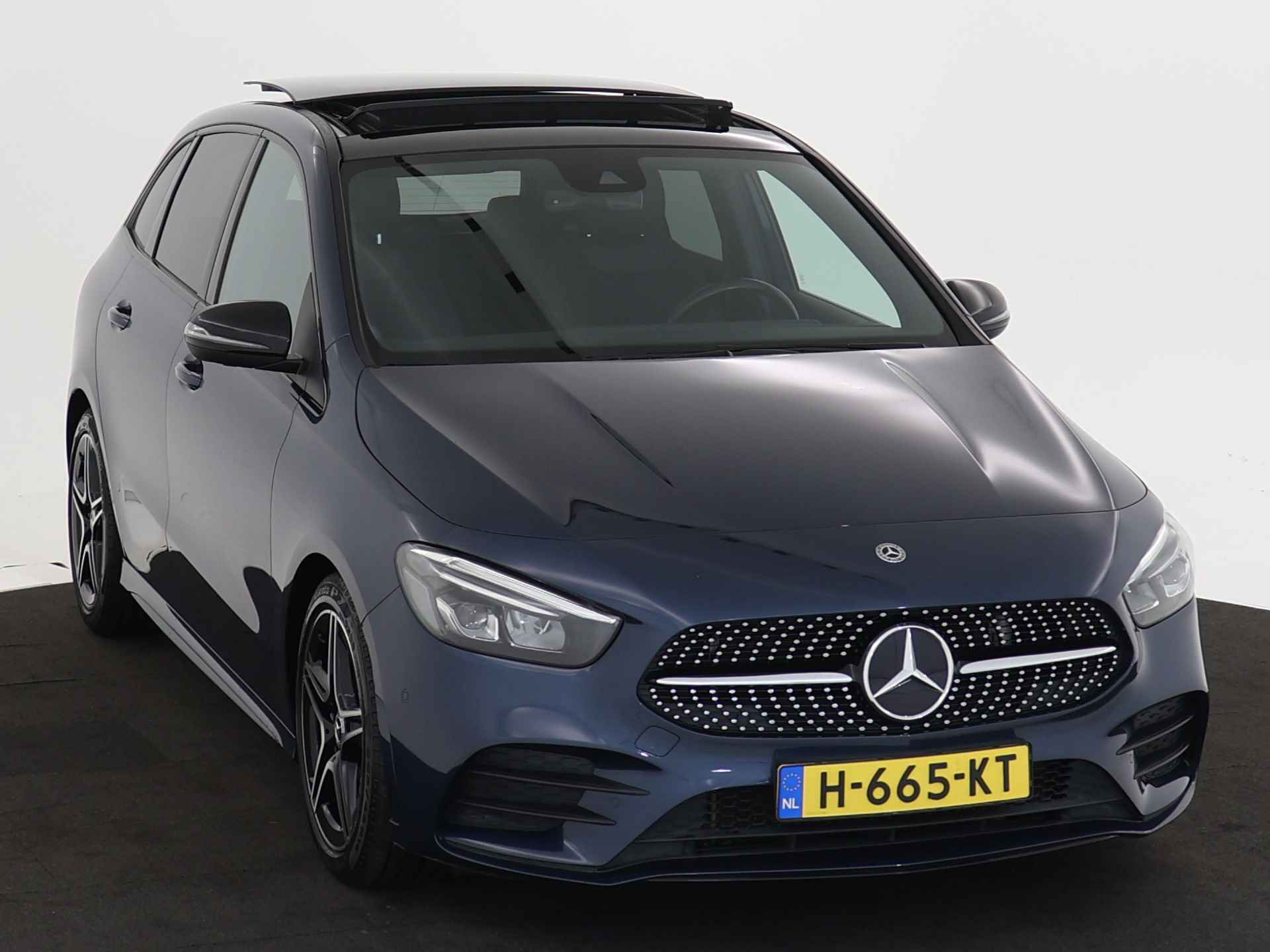 Mercedes-Benz B-Klasse 180 Business Solution AMG | Panoramadak | MBUX wide screen | Navigatie | Parking support met camera achter | inclusief 24 maanden MB Certified garantie voor Europa. - 29/44