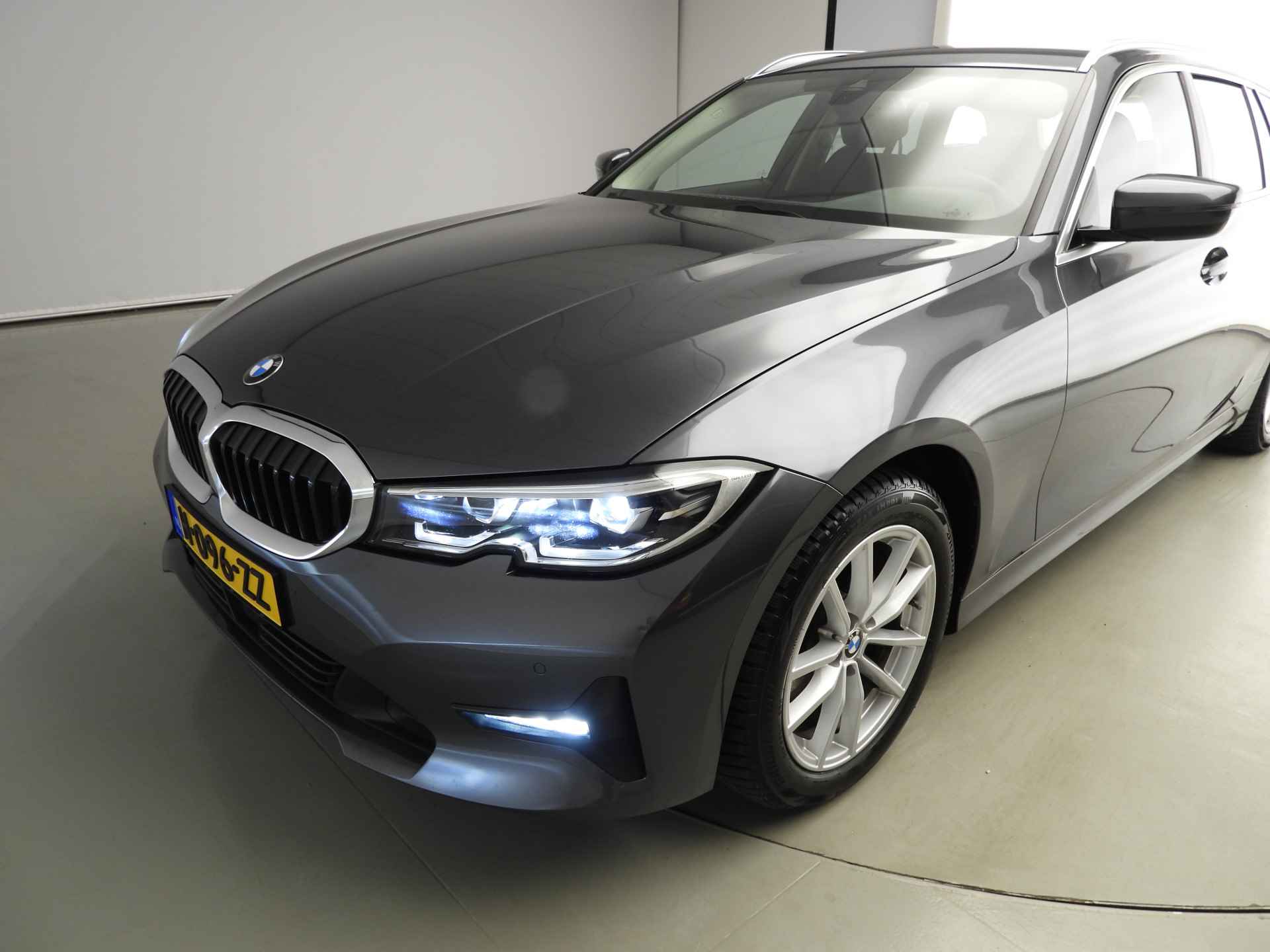 BMW 3 Serie Touring 320d LED / Leder / Navigatie / Sportstoelen / Chrome line / Stoelverwarming / DAB / Hifi speakers / Alu 17 inch - 37/39
