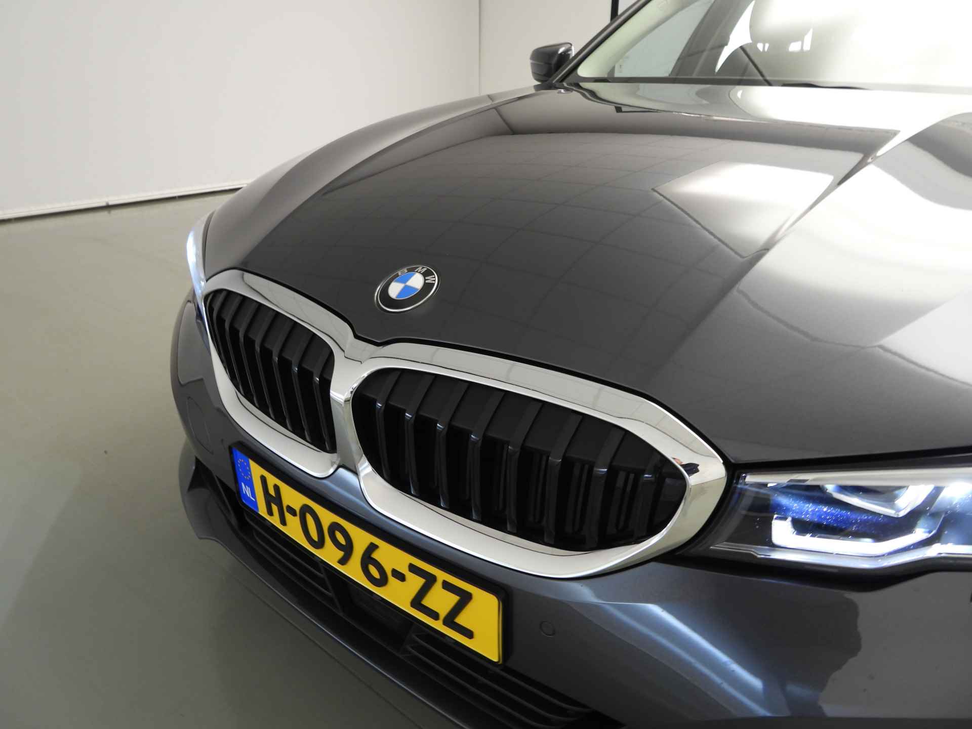 BMW 3 Serie Touring 320d LED / Leder / Navigatie / Sportstoelen / Chrome line / Stoelverwarming / DAB / Hifi speakers / Alu 17 inch - 38/39