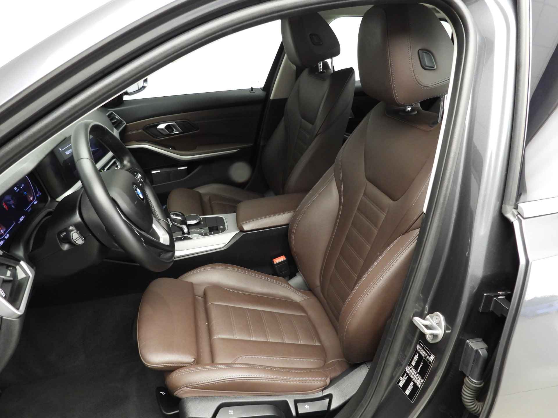 BMW 3 Serie Touring 320d LED / Leder / Navigatie / Sportstoelen / Chrome line / Stoelverwarming / DAB / Hifi speakers / Alu 17 inch - 8/39