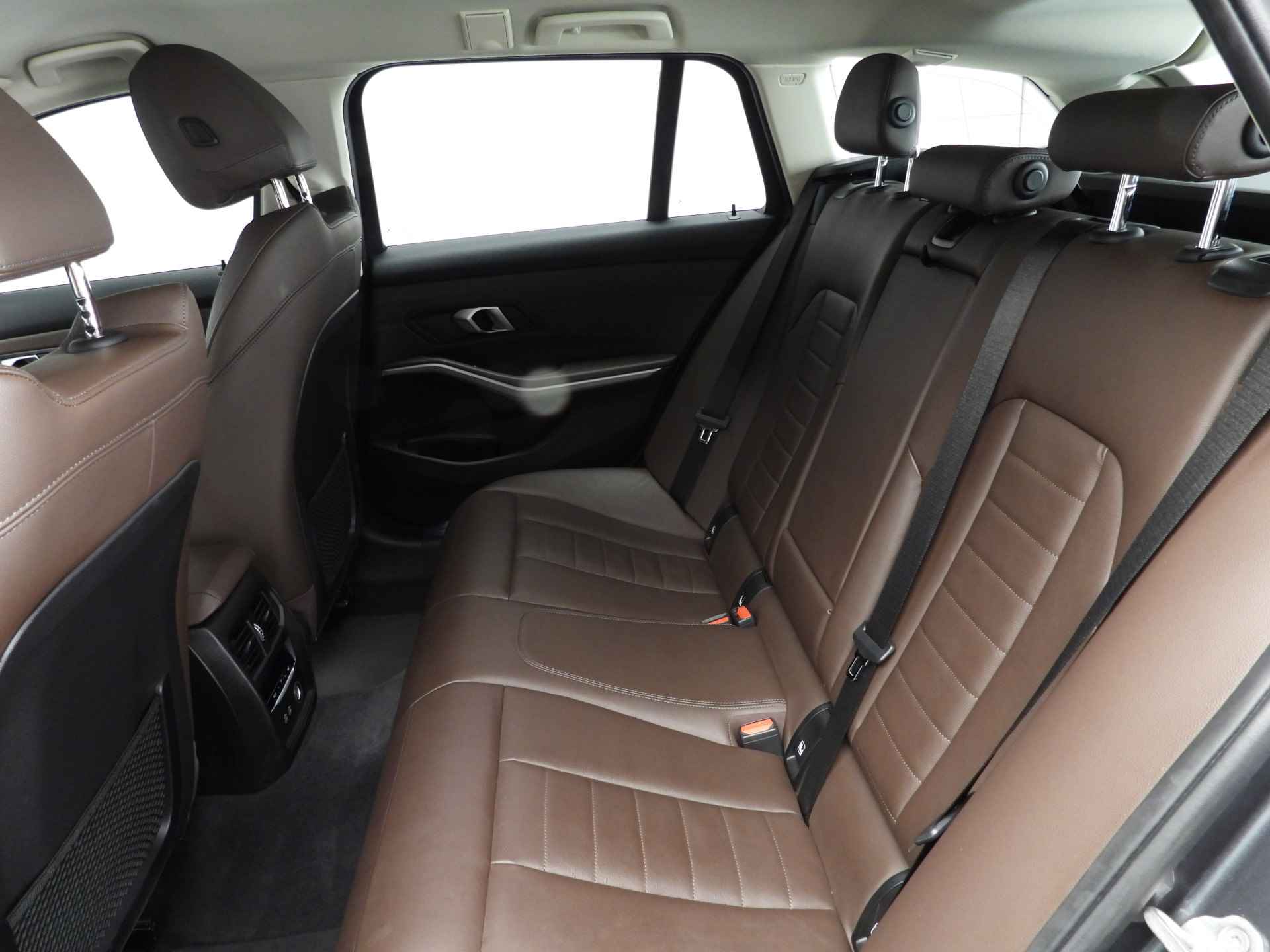 BMW 3 Serie Touring 320d LED / Leder / Navigatie / Sportstoelen / Chrome line / Stoelverwarming / DAB / Hifi speakers / Alu 17 inch - 9/39