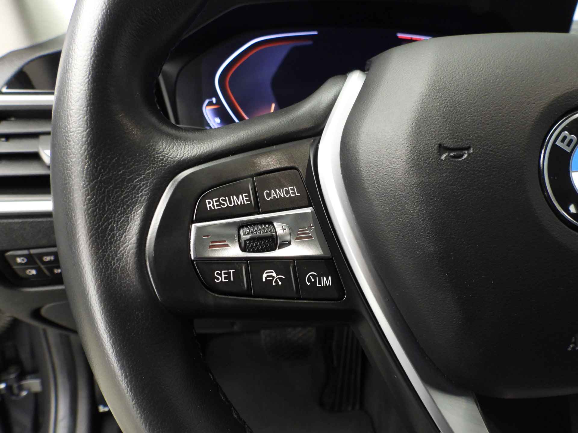 BMW 3 Serie Touring 320d LED / Leder / Navigatie / Sportstoelen / Chrome line / Stoelverwarming / DAB / Hifi speakers / Alu 17 inch - 13/39