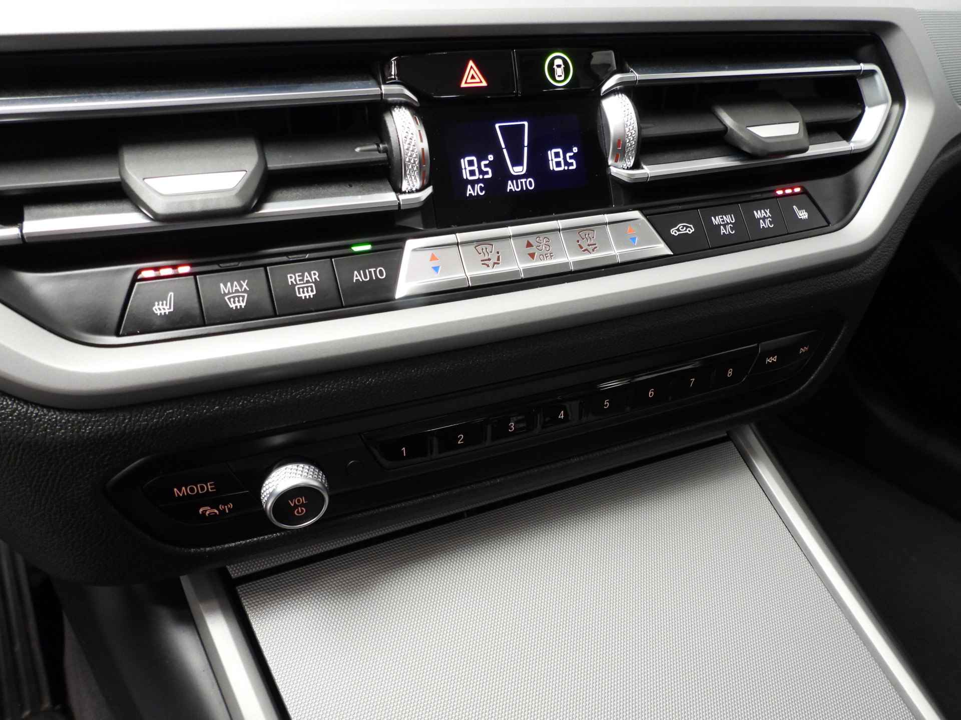 BMW 3 Serie Touring 320d LED / Leder / Navigatie / Sportstoelen / Chrome line / Stoelverwarming / DAB / Hifi speakers / Alu 17 inch - 14/39