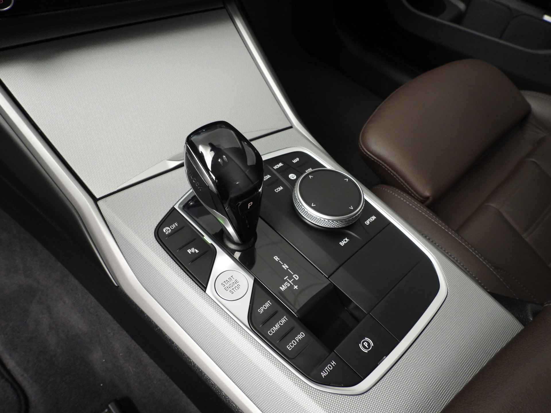 BMW 3 Serie Touring 320d LED / Leder / Navigatie / Sportstoelen / Chrome line / Stoelverwarming / DAB / Hifi speakers / Alu 17 inch - 18/39