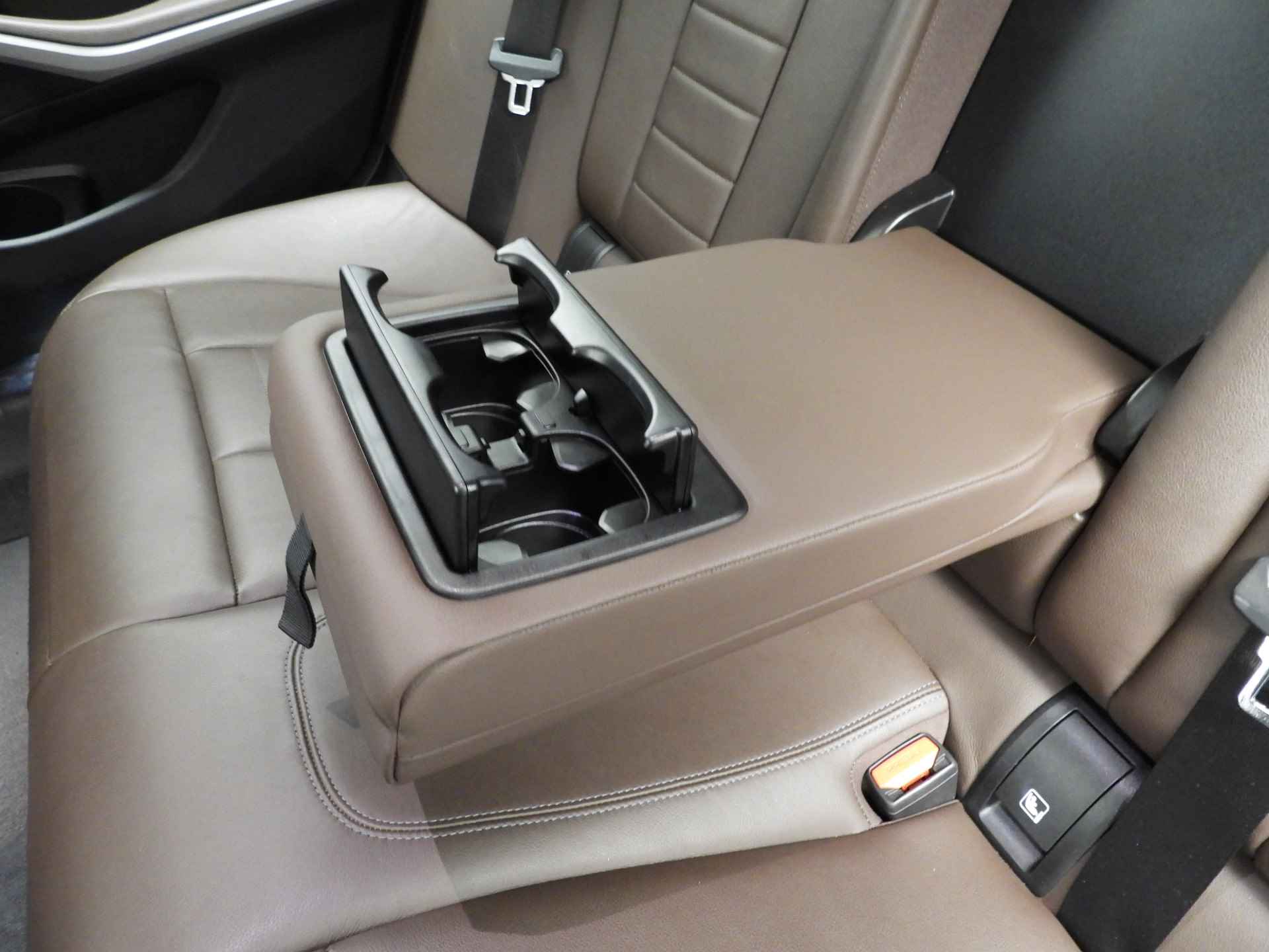 BMW 3 Serie Touring 320d LED / Leder / Navigatie / Sportstoelen / Chrome line / Stoelverwarming / DAB / Hifi speakers / Alu 17 inch - 21/39