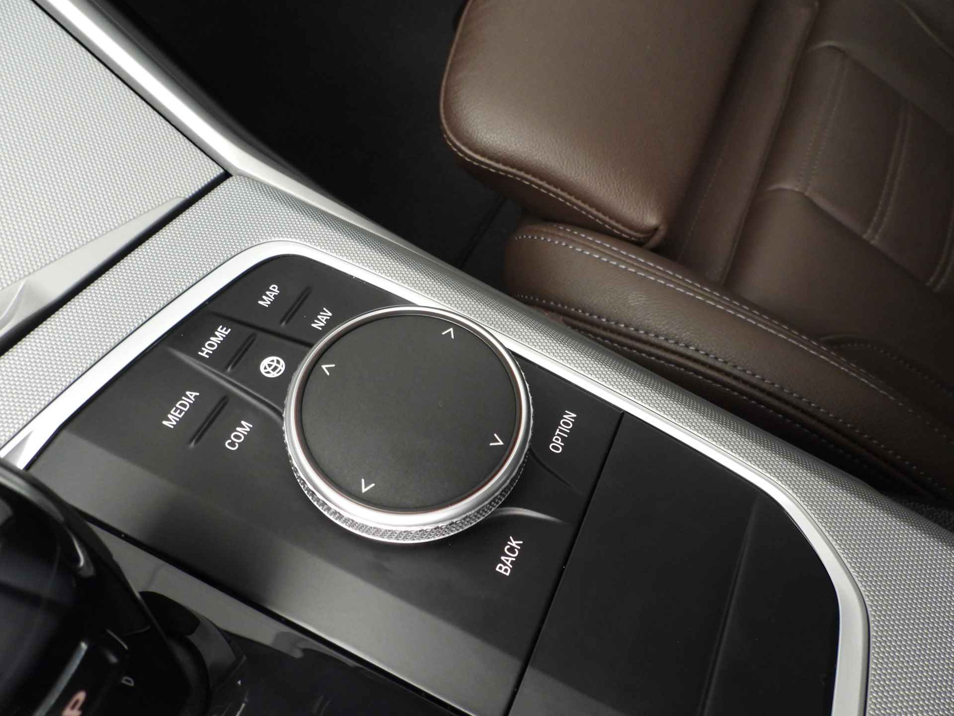 BMW 3 Serie Touring 320d LED / Leder / Navigatie / Sportstoelen / Chrome line / Stoelverwarming / DAB / Hifi speakers / Alu 17 inch - 23/39