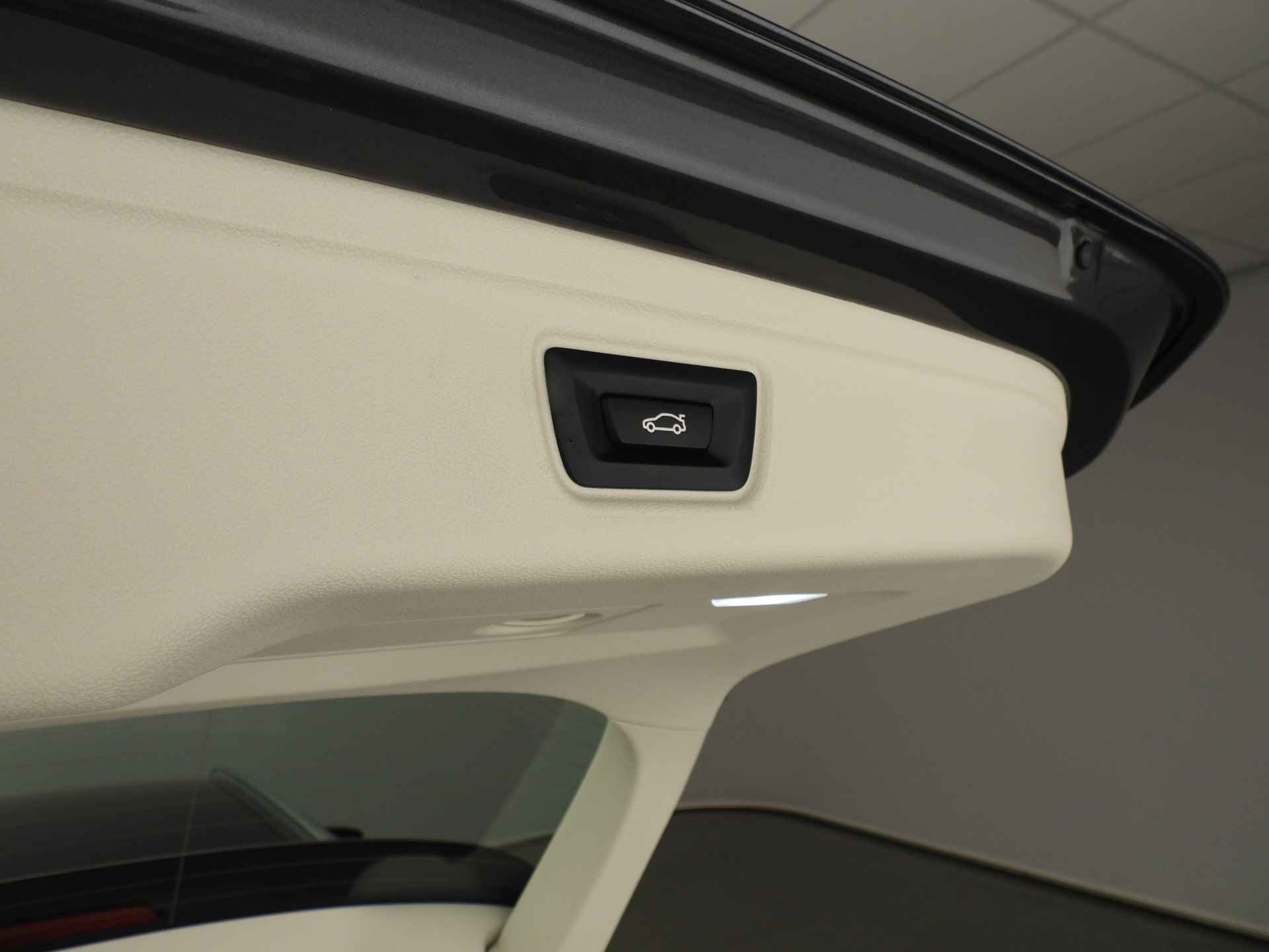 BMW 3 Serie Touring 320d LED / Leder / Navigatie / Sportstoelen / Chrome line / Stoelverwarming / DAB / Hifi speakers / Alu 17 inch - 25/39