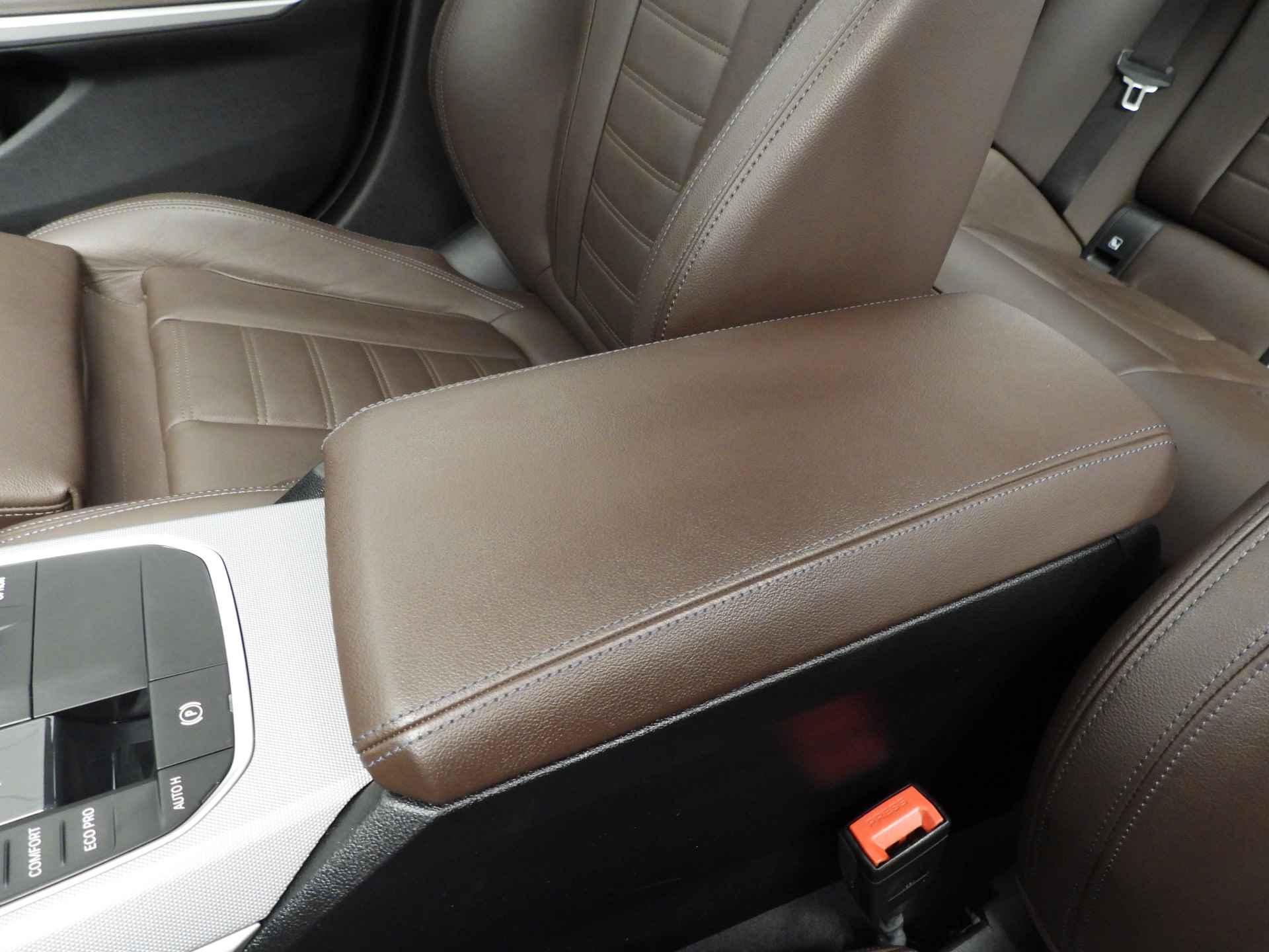 BMW 3 Serie Touring 320d LED / Leder / Navigatie / Sportstoelen / Chrome line / Stoelverwarming / DAB / Hifi speakers / Alu 17 inch - 30/39