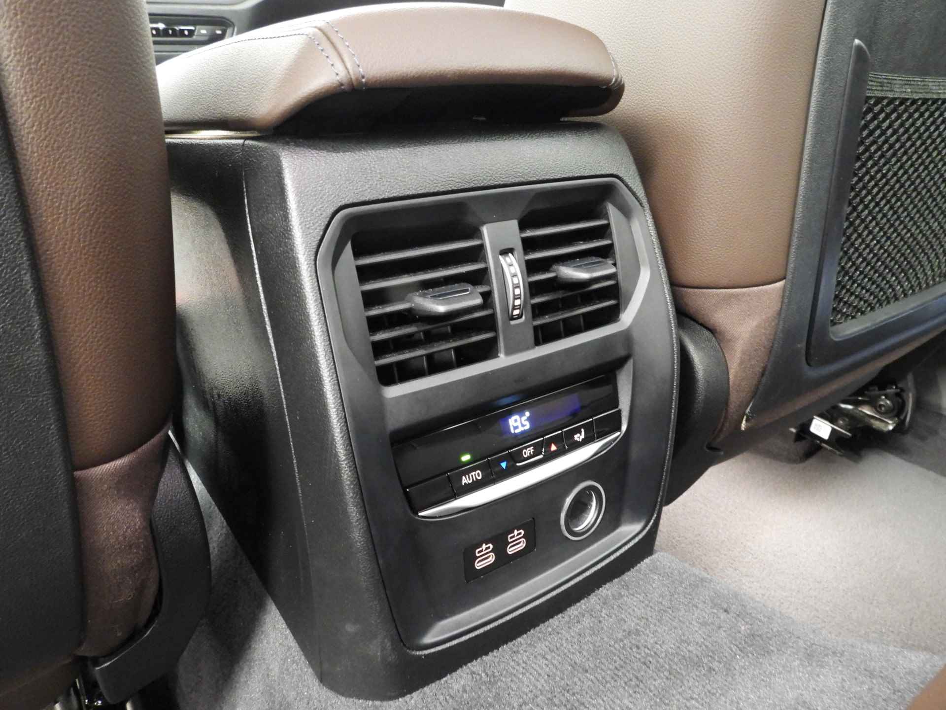 BMW 3 Serie Touring 320d LED / Leder / Navigatie / Sportstoelen / Chrome line / Stoelverwarming / DAB / Hifi speakers / Alu 17 inch - 31/39