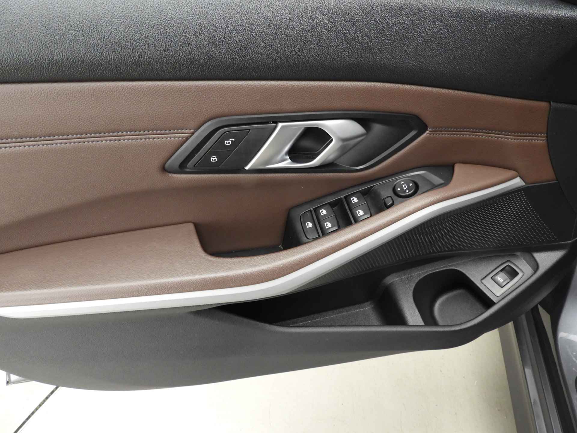 BMW 3 Serie Touring 320d LED / Leder / Navigatie / Sportstoelen / Chrome line / Stoelverwarming / DAB / Hifi speakers / Alu 17 inch - 32/39