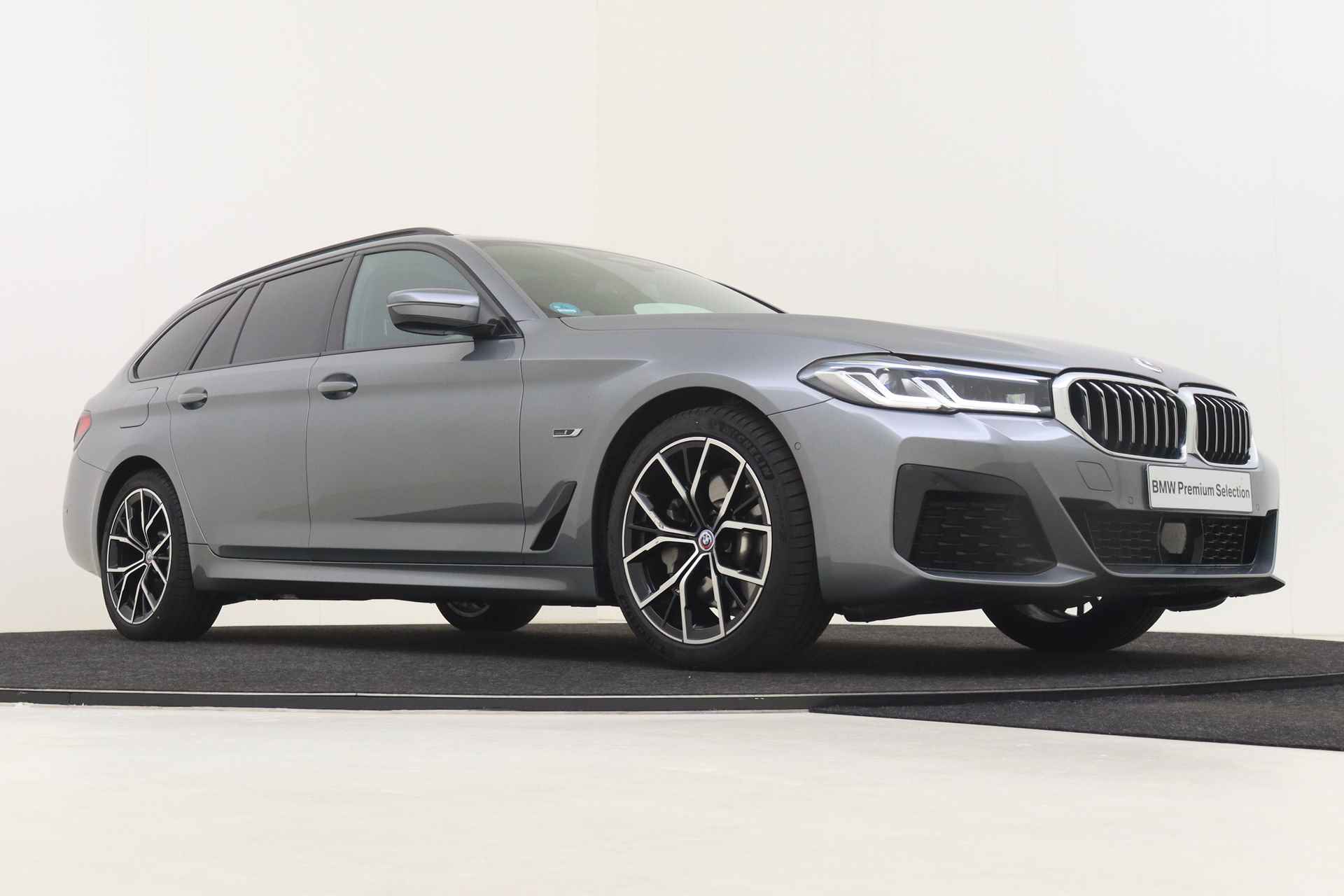 BMW 5 Serie Touring 530e High Executive M Sport Automaat / BMW M 50 Jahre uitvoering / Panoramadak / Laserlight / Driving Assistant Professional / Head-Up / Adaptief onderstel / Comfort Access - 11/76