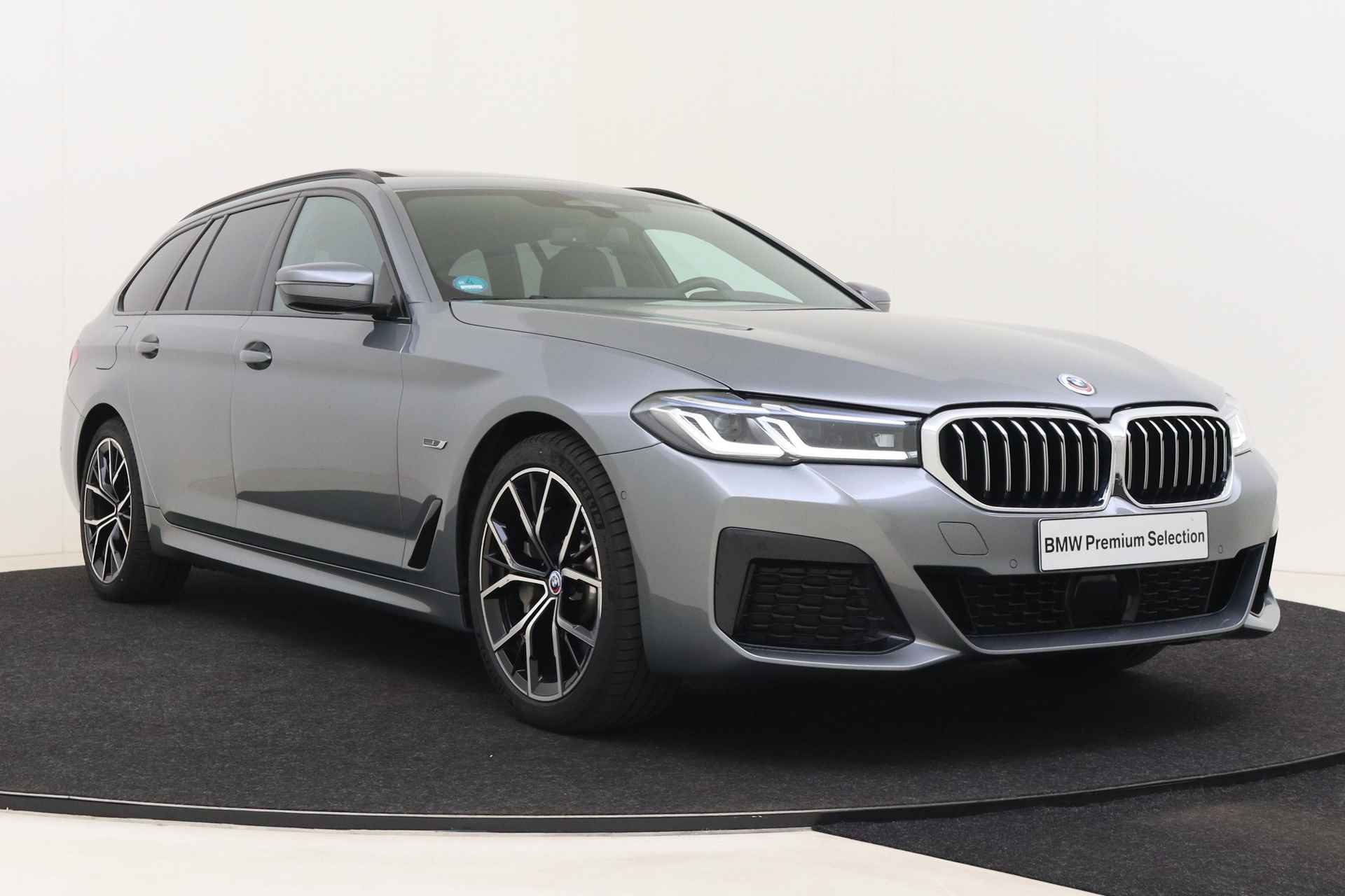 BMW 5 Serie Touring 530e High Executive M Sport Automaat / BMW M 50 Jahre uitvoering / Panoramadak / Laserlight / Driving Assistant Professional / Head-Up / Adaptief onderstel / Comfort Access - 14/76