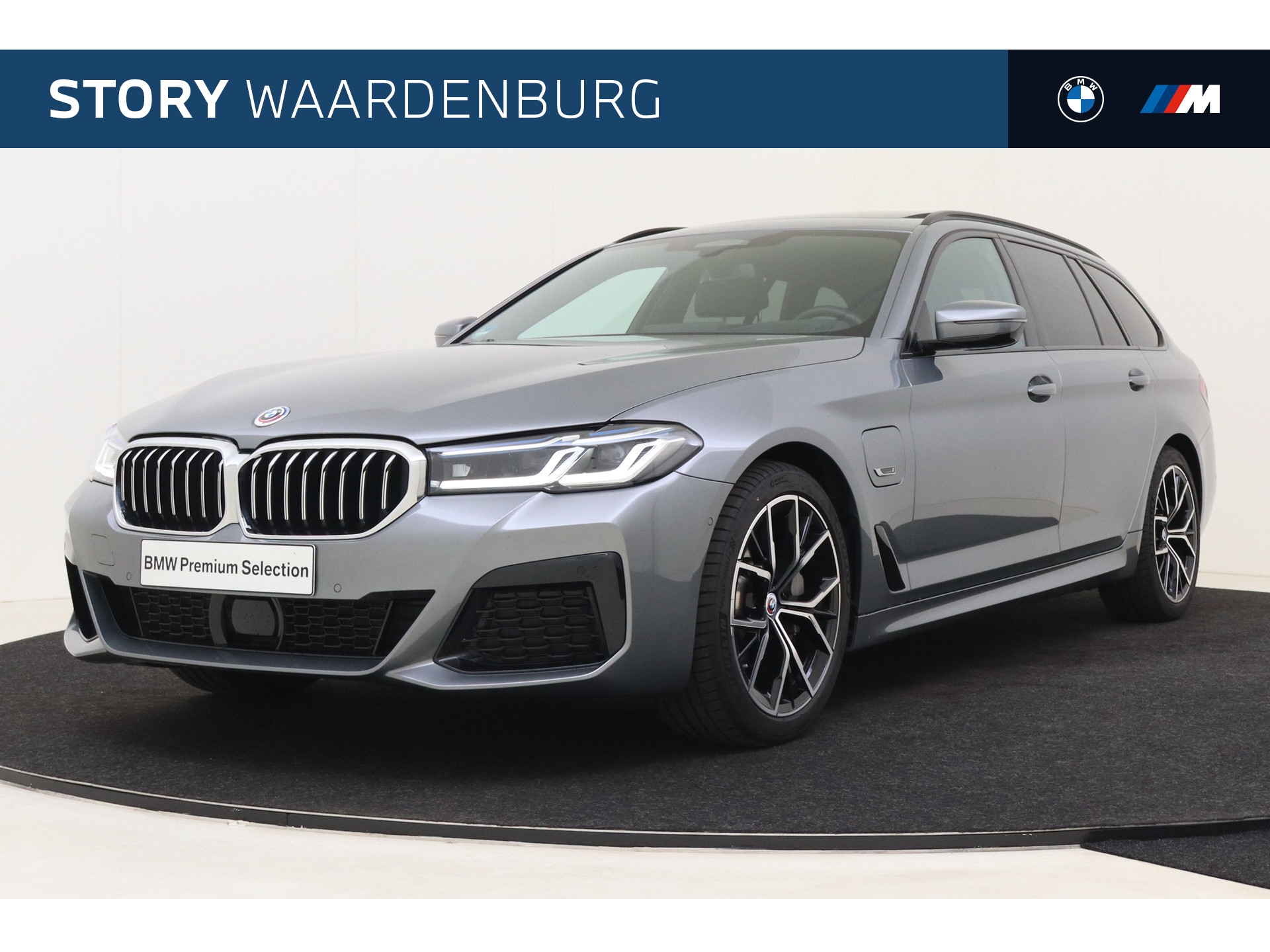 BMW 5 Serie Touring 530e High Executive M Sport Automaat / BMW M 50 Jahre uitvoering / Panoramadak / Laserlight / Driving Assistant Professional / Head-Up / Adaptief onderstel / Comfort Access