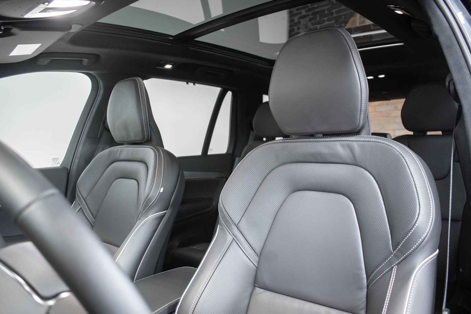 Volvo XC90 T8 Recharge AWD Ultimate Dark | Nieuwe Auto | Direct leverbaar | Luchtvering | Harman Kardon premium audio | 22'' Lichtmetalen velgen | Getint glas | Nappa lederen bekleding | Google infotainment - 16/41