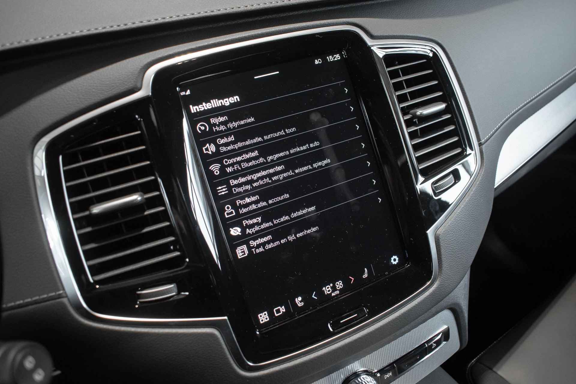 Volvo XC90 T8 Recharge AWD Ultimate Dark | Nieuwe Auto | Direct leverbaar | Luchtvering | Harman Kardon premium audio | 22'' Lichtmetalen velgen | Getint glas | Nappa lederen bekleding | Google infotainment - 24/41