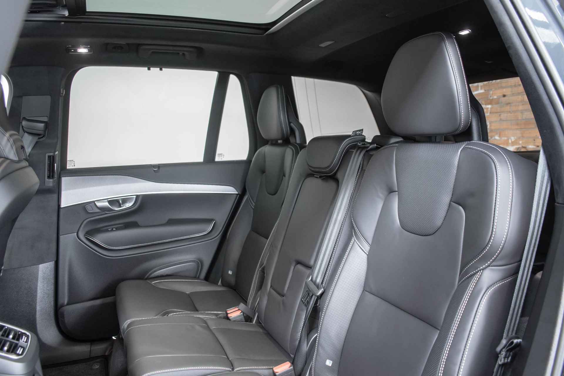 Volvo XC90 T8 Recharge AWD Ultimate Dark | Nieuwe Auto | Direct leverbaar | Luchtvering | Harman Kardon premium audio | 22'' Lichtmetalen velgen | Getint glas | Nappa lederen bekleding | Google infotainment - 31/41