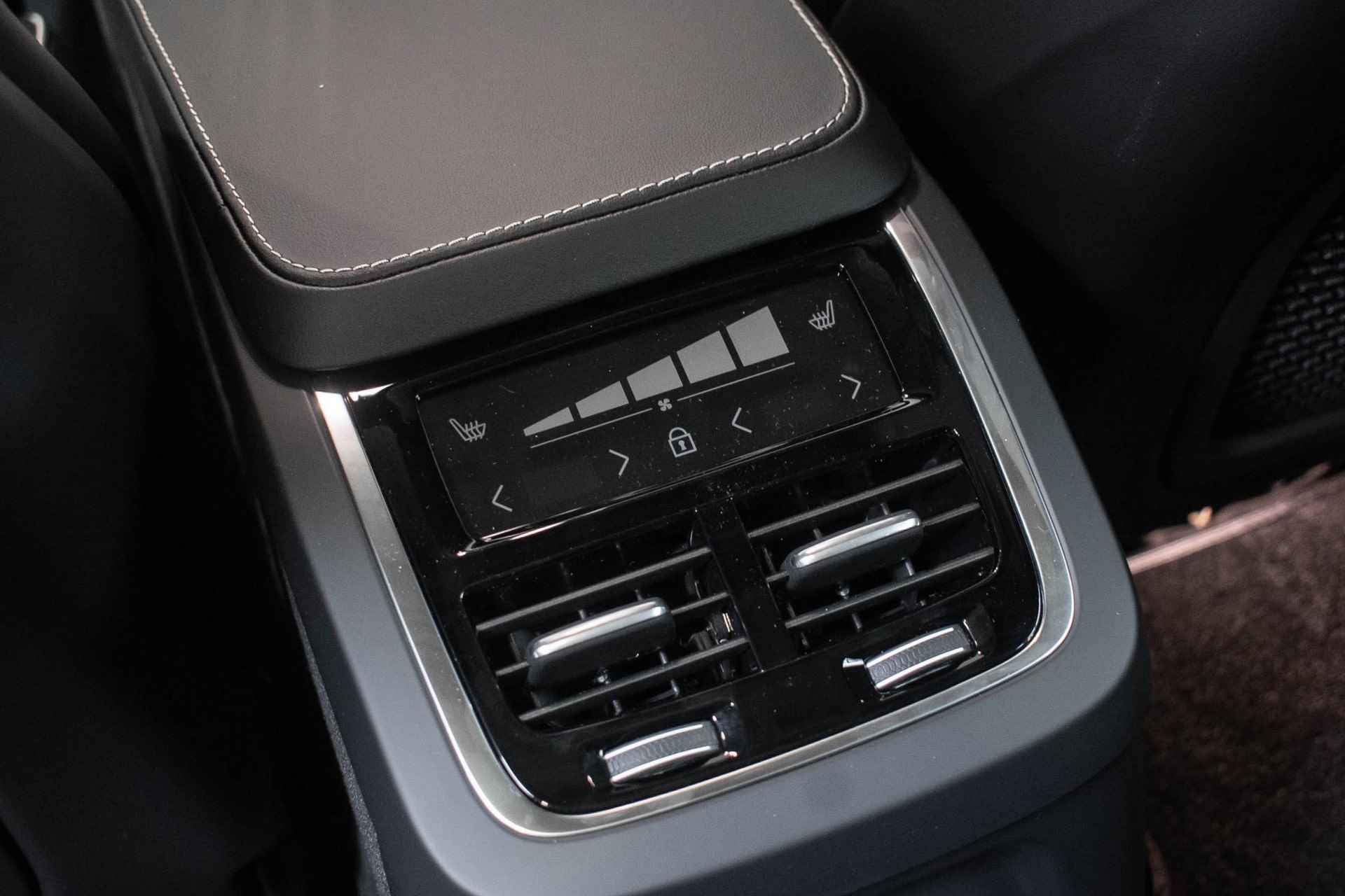 Volvo XC90 T8 Recharge AWD Ultimate Dark | Nieuwe Auto | Direct leverbaar | Luchtvering | Harman Kardon premium audio | 22'' Lichtmetalen velgen | Getint glas | Nappa lederen bekleding | Google infotainment - 32/41