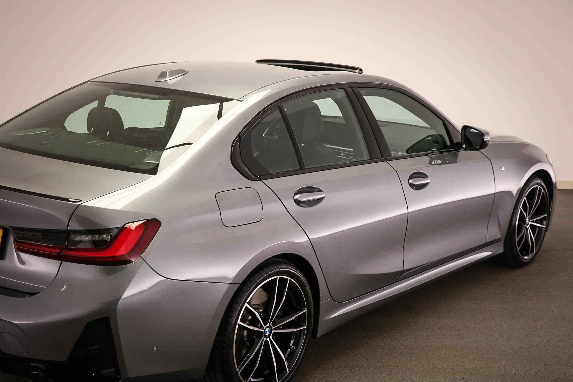 BMW 3-serie 320i | INNOVATION / M SPORT / M SPORT PRO / COMFORT / TREKHAAK- PACK | CARBON | HARMAN KARDON - 25/58