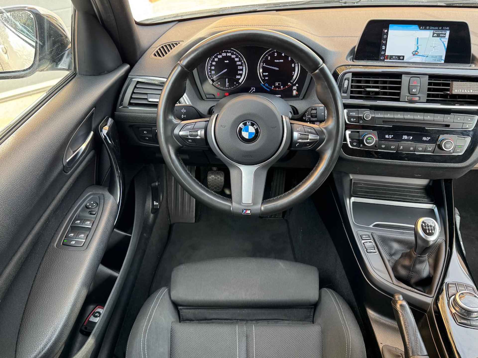 BMW 1-serie 116i SPORTLINE NAVI/SPORTSTOELEN/LED/LMV/PDC/NL-AUTO/56.000 KM! - 16/46