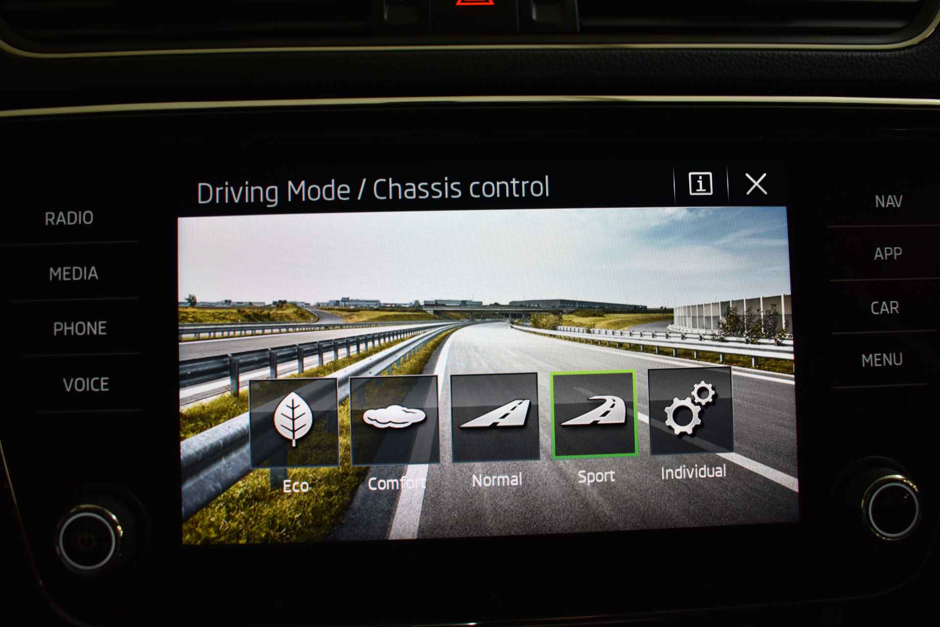 Škoda Superb Combi iV 218PK DSG HYBRID BUSINESS NAVI/PDC/CARPLAY - 27/38