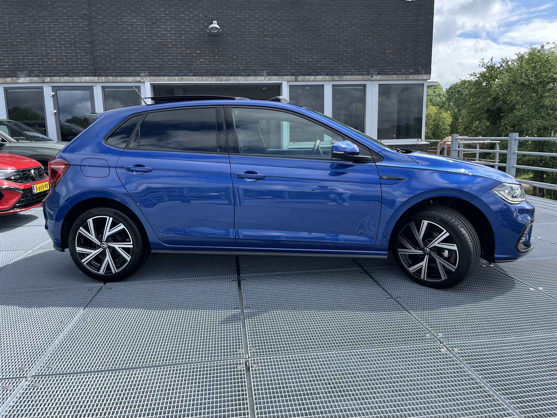 Volkswagen Polo 1.0 TSI R-Line Business Panoramadak / Camera / APP / Navigatie / Digitaal dashboard / Sportstoelen - 7/25