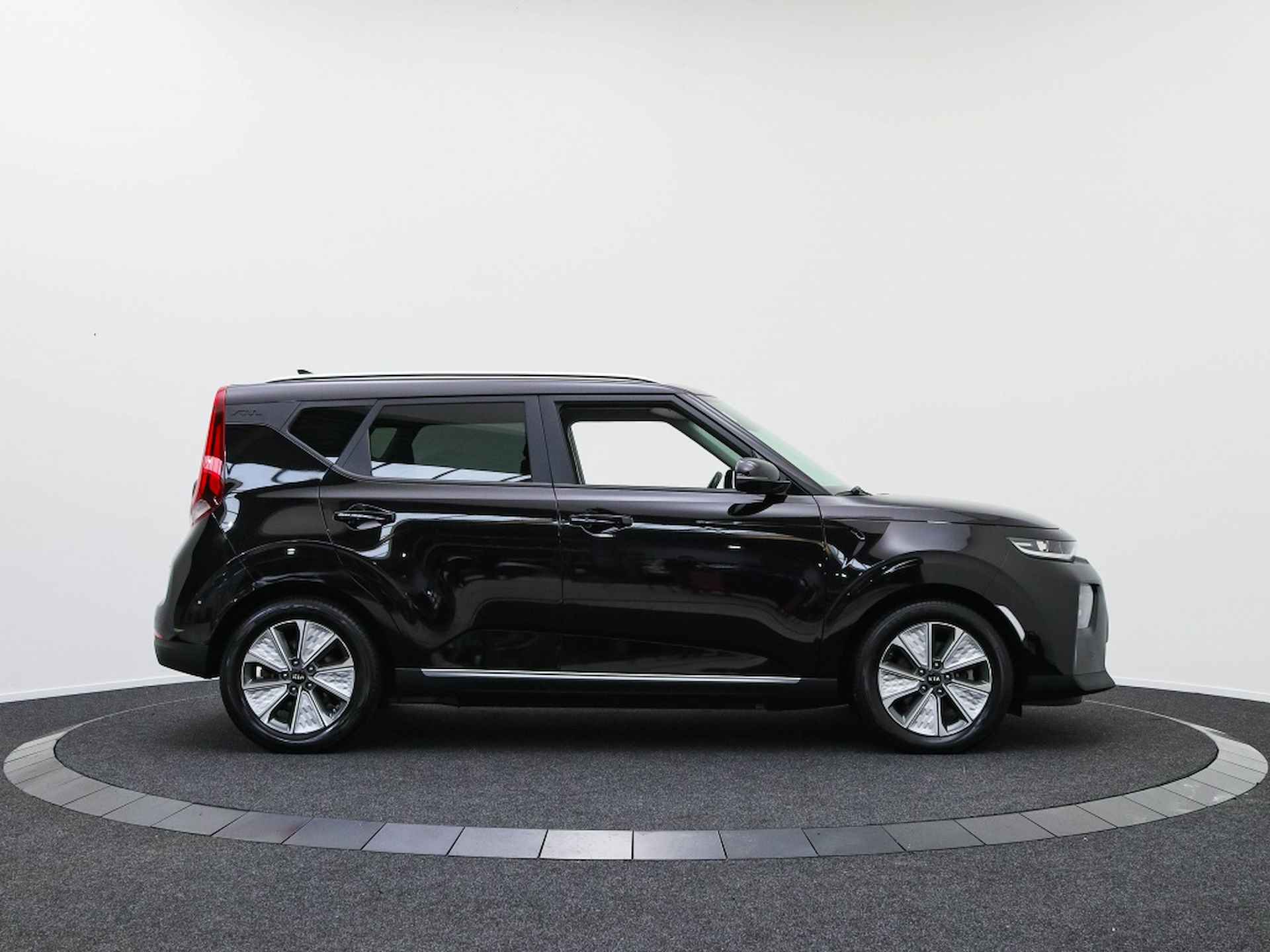 Kia e-Soul ExecutiveLine 64 kWh | EUR 2.000,- SUBSIDIE SEPP - 6/48