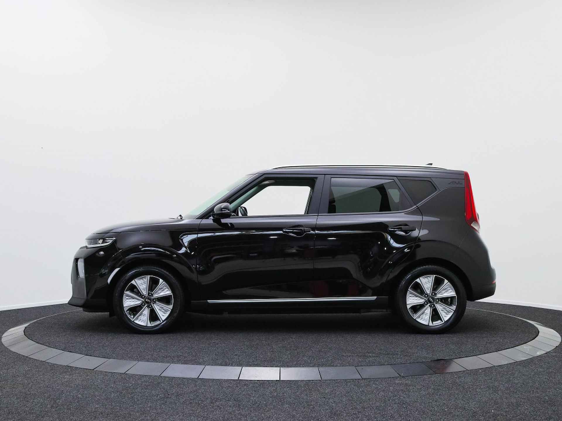 Kia e-Soul ExecutiveLine 64 kWh | EUR 2.000,- SUBSIDIE SEPP - 10/48