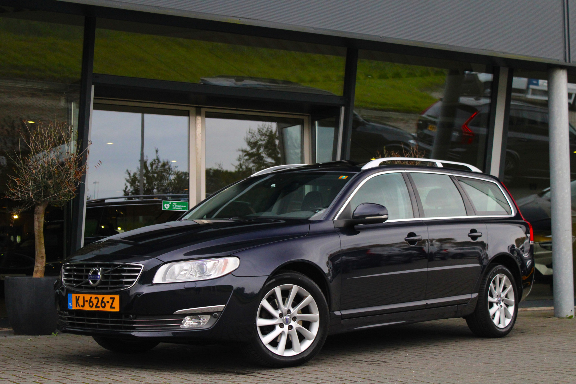 Volvo V70 T4 Polar+ | Luxury Line | Inscription Line | Schuifdak | Softleder | Nivomat | Bi-Xenon | Standkachel | Afn. Trekhaak