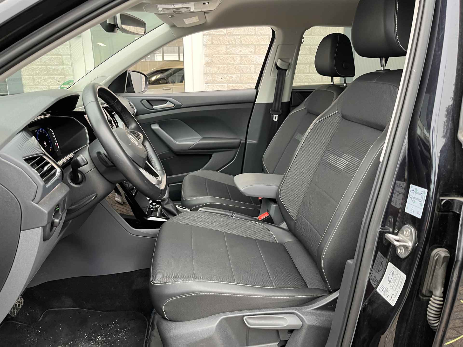 Volkswagen T-Cross 1.0 TSI Style / AUTOMAAT/ PARK. SENSOREN/ DODE HOEK/ LED/ STOEL VERWARM./ KEYLESS/ DIGITAL DASHBOARD/ ADAPT. CRUISE/ APP CONNECT/ NAVI/ CLIMA/ DAB/ 18" LMV/ - 6/30