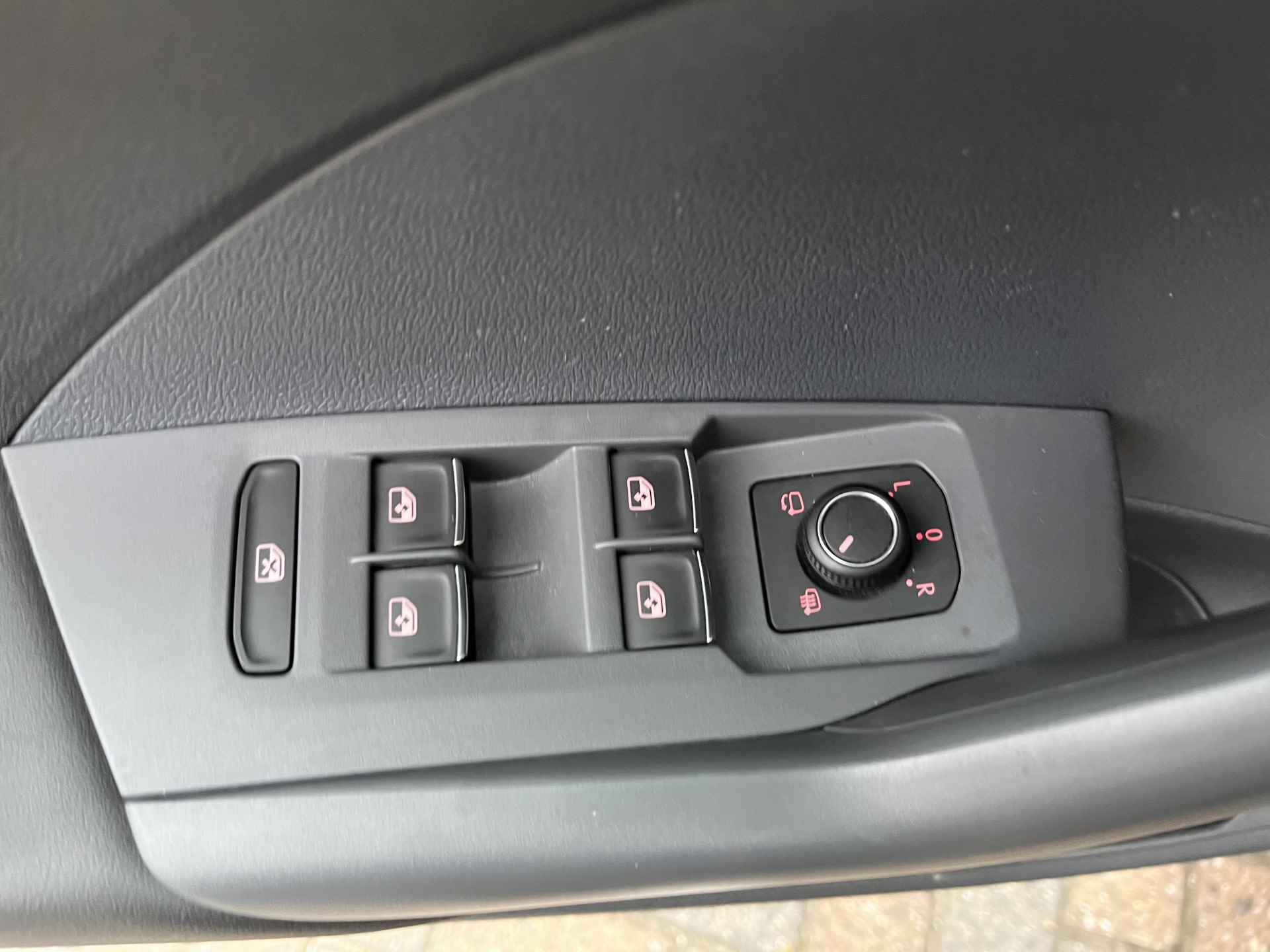 Volkswagen T-Cross 1.0 TSI Style / AUTOMAAT/ PARK. SENSOREN/ DODE HOEK/ LED/ STOEL VERWARM./ KEYLESS/ DIGITAL DASHBOARD/ ADAPT. CRUISE/ APP CONNECT/ NAVI/ CLIMA/ DAB/ 18" LMV/ - 8/30