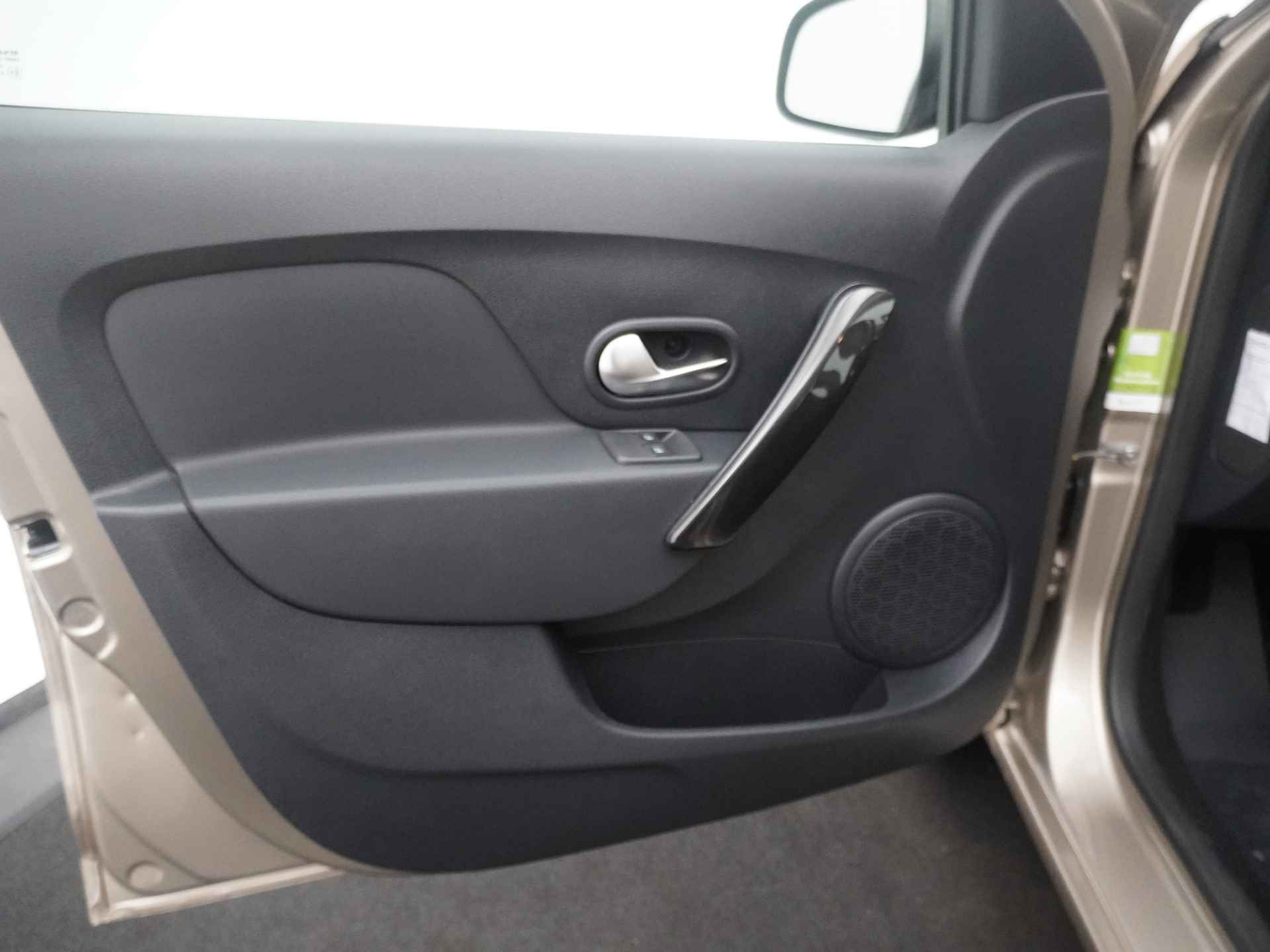 Dacia Sandero 0.9 TCe Laureate - Navigatie - DAB radio - Airconditioning - Parkeersensoren - 12 maanden BOVAG Garantie - 18/36
