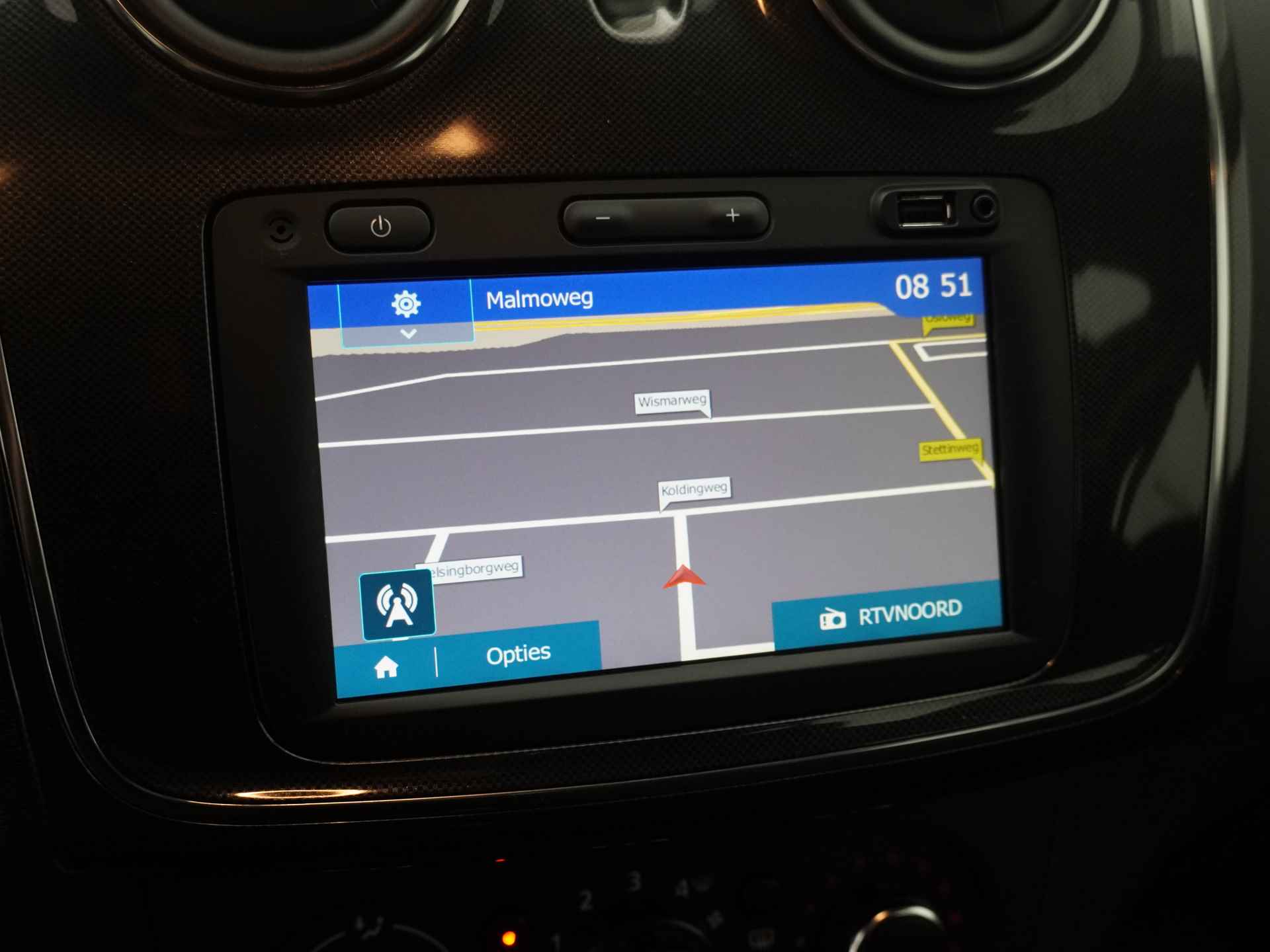 Dacia Sandero 0.9 TCe Laureate - Navigatie - DAB radio - Airconditioning - Parkeersensoren - 12 maanden BOVAG Garantie - 24/36