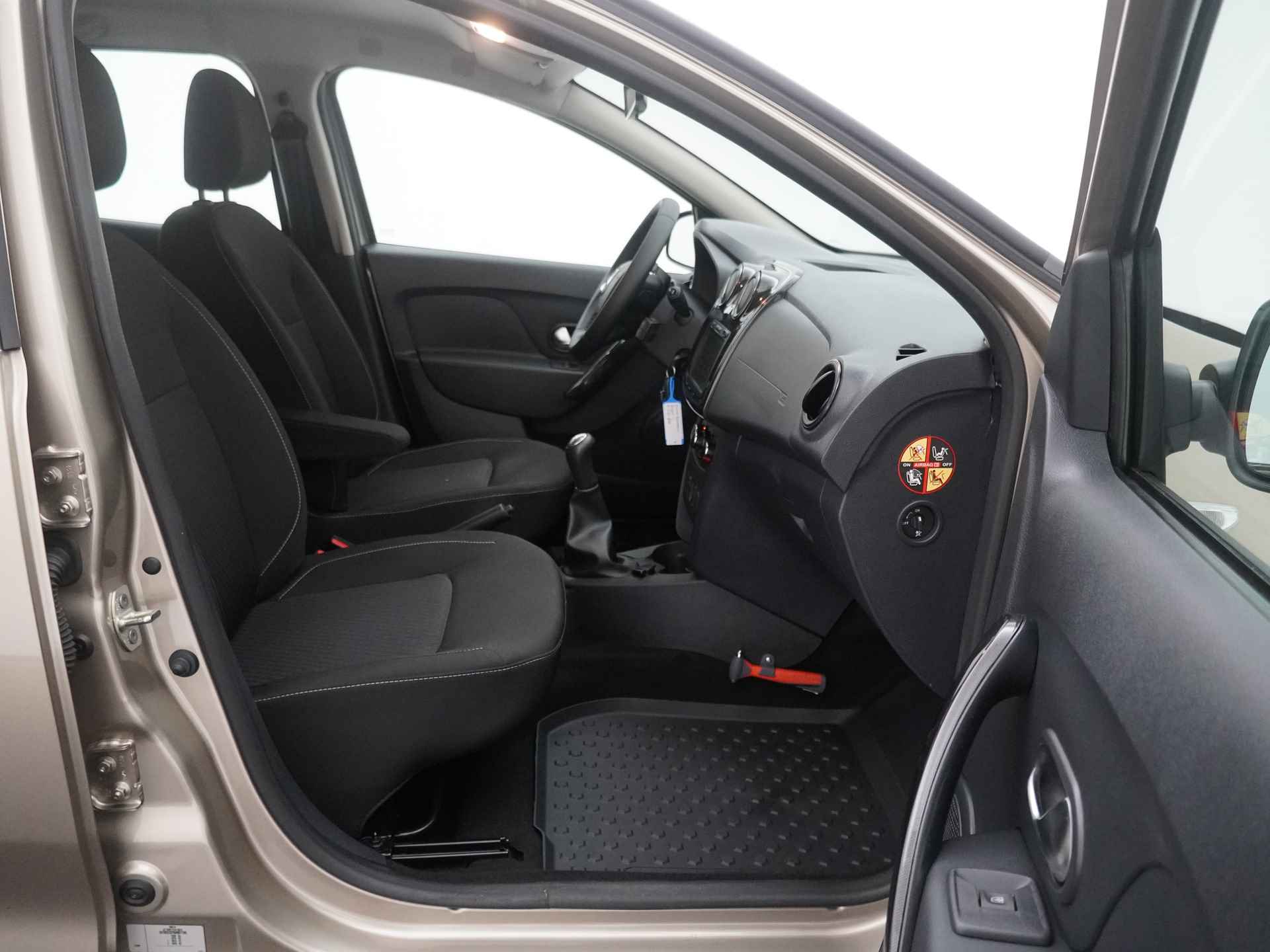Dacia Sandero 0.9 TCe Laureate - Navigatie - DAB radio - Airconditioning - Parkeersensoren - 12 maanden BOVAG Garantie - 32/36