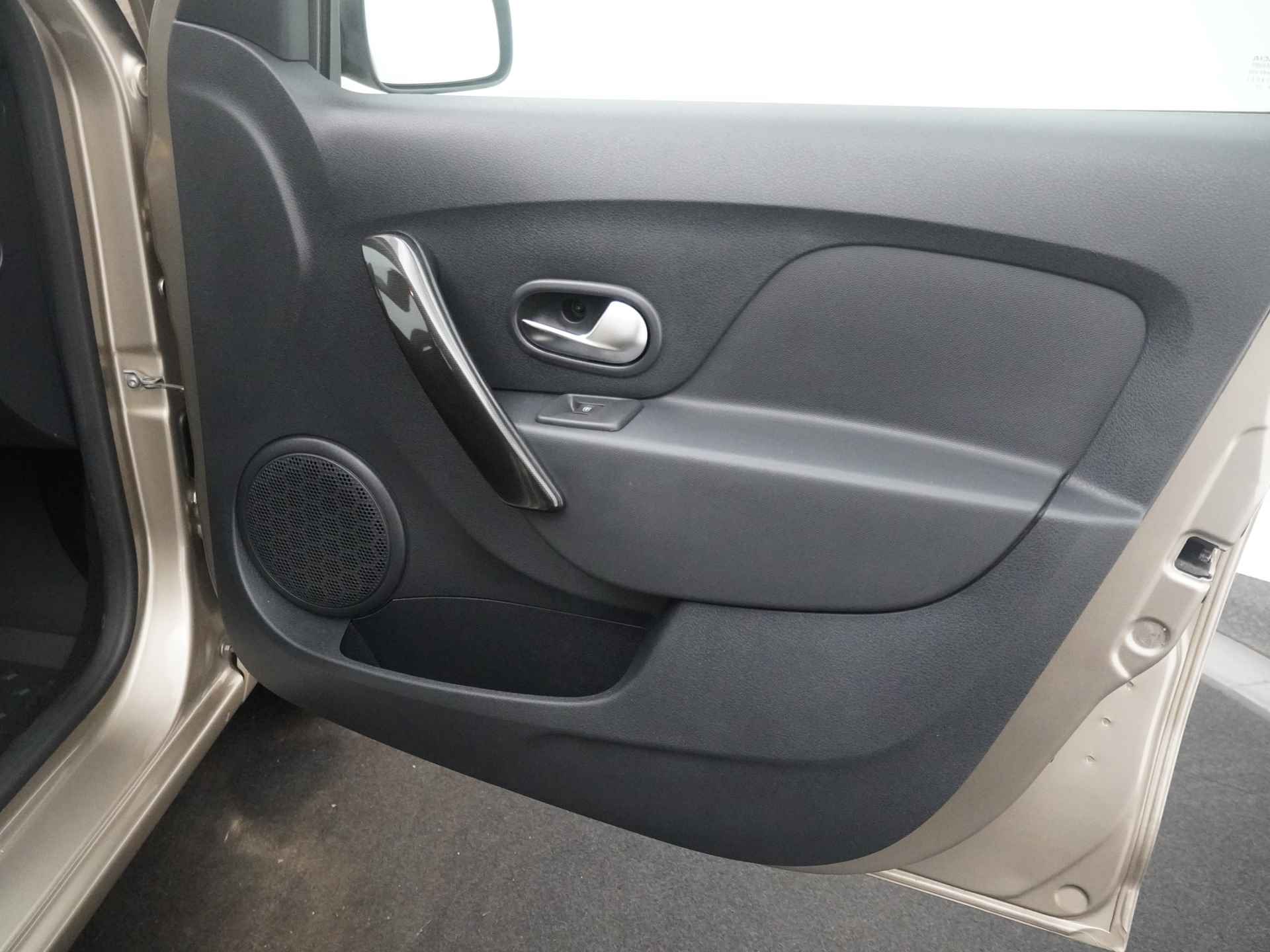 Dacia Sandero 0.9 TCe Laureate - Navigatie - DAB radio - Airconditioning - Parkeersensoren - 12 maanden BOVAG Garantie - 35/36