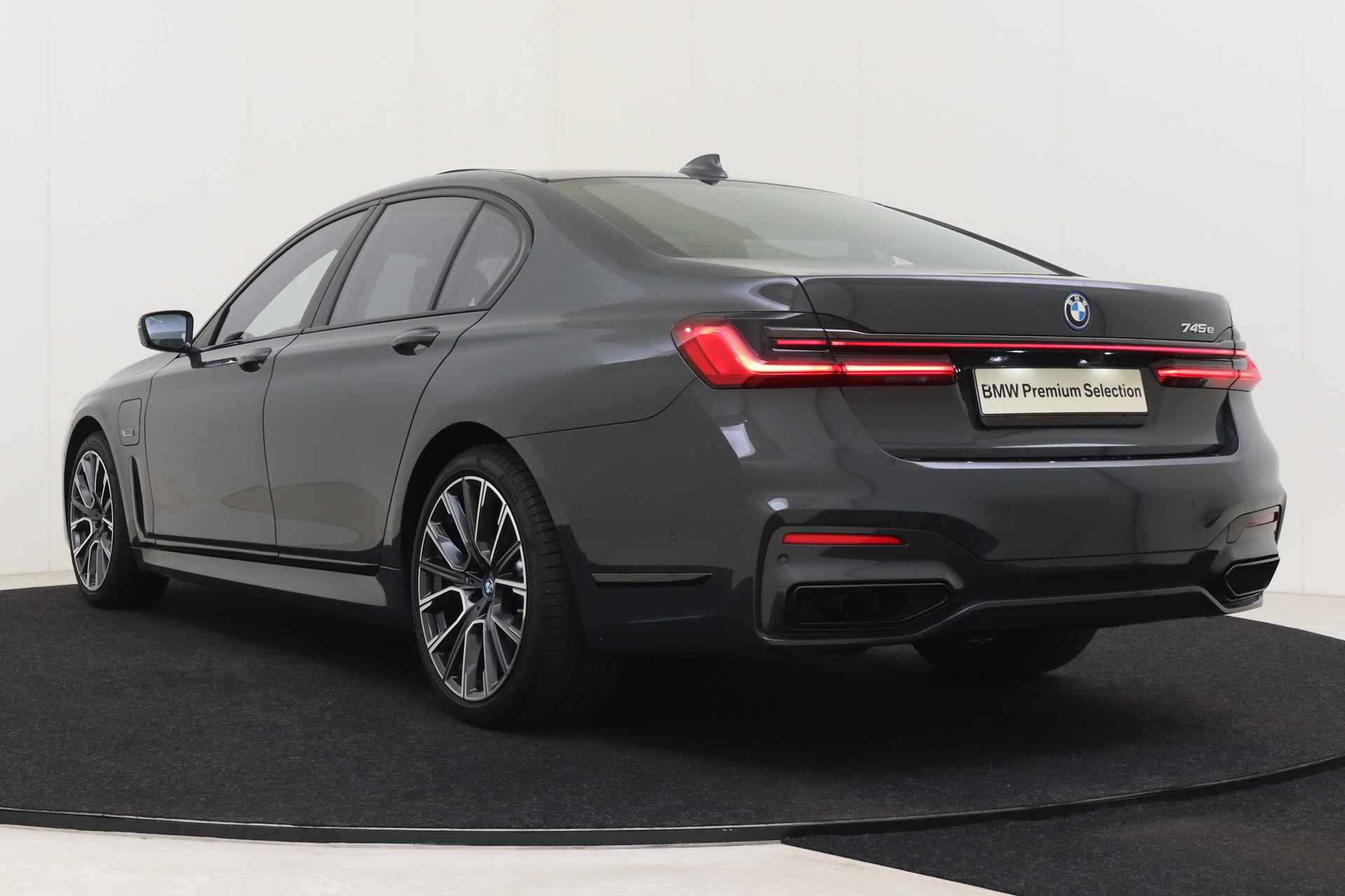 BMW 7 Serie 745e High Executive M Sport Automaat / Schuif-kanteldak / Laserlight / Active Steering / Parking Assistant Plus / Stoelventilatie / Soft Close / Gesture Control - 15/69