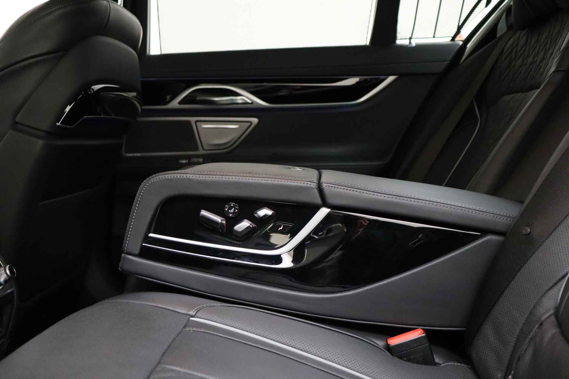 BMW 7 Serie 745e High Executive M Sport Automaat / Schuif-kanteldak / Laserlight / Active Steering / Parking Assistant Plus / Stoelventilatie / Soft Close / Gesture Control - 52/69