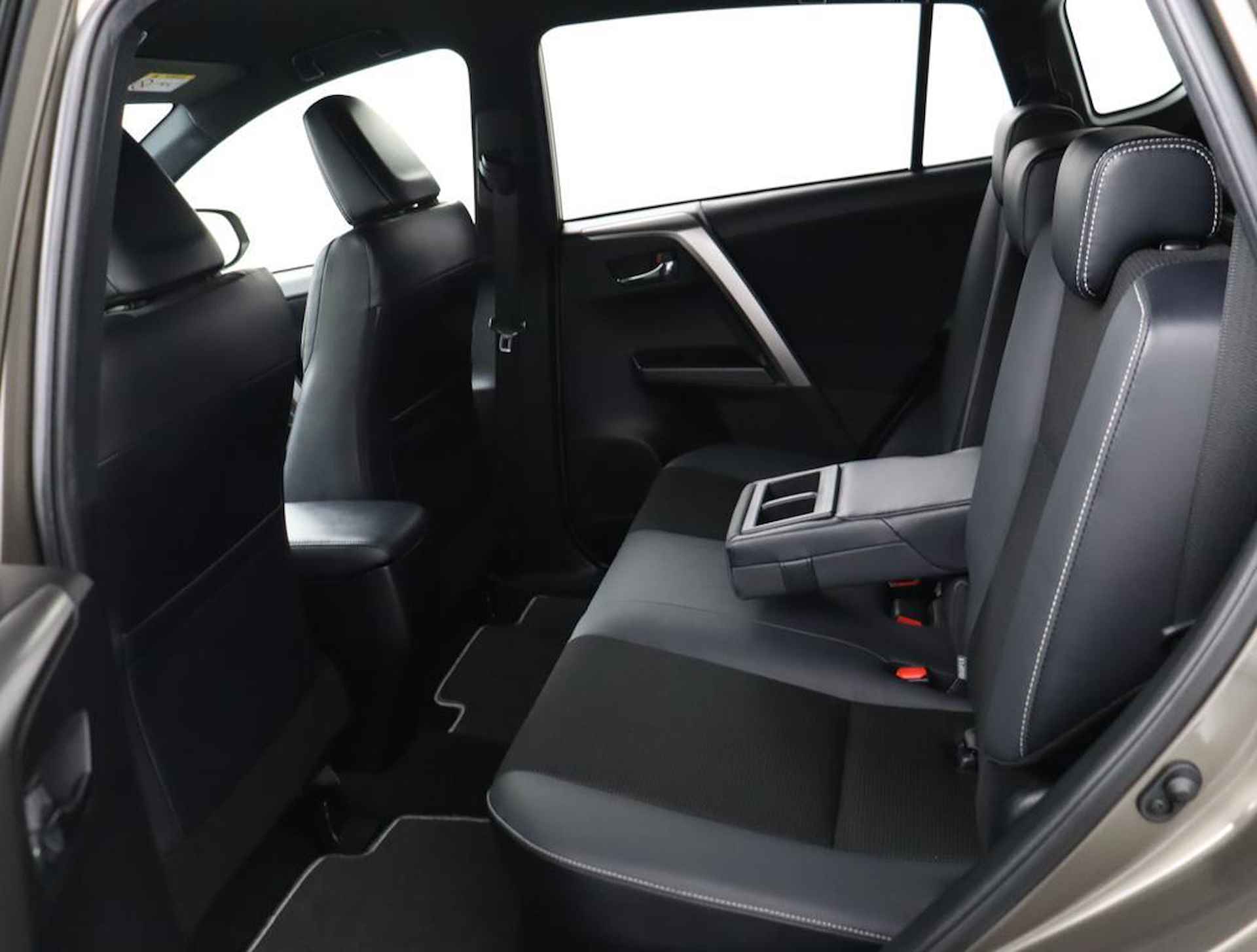 Toyota RAV4 2.5 Hybrid Style | Navigatie | Camera | Volledige historie | Trekhaak afneembaar | Parkeerhulp V+A | - 43/57