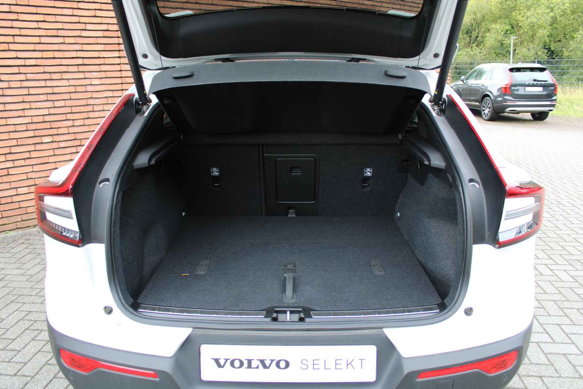 Volvo C40 Recharge 230PK Ultimate 69 kWh, Panoramadak, 360 Graden Camera, 19'' Lichtmetalen Velgen, Elektrisch Verstelbare Voorstoelen, Adaptieve Cruise Control, Google Infotainment, Standkachel, Apple Carplay, Harman Kardon - 12/19