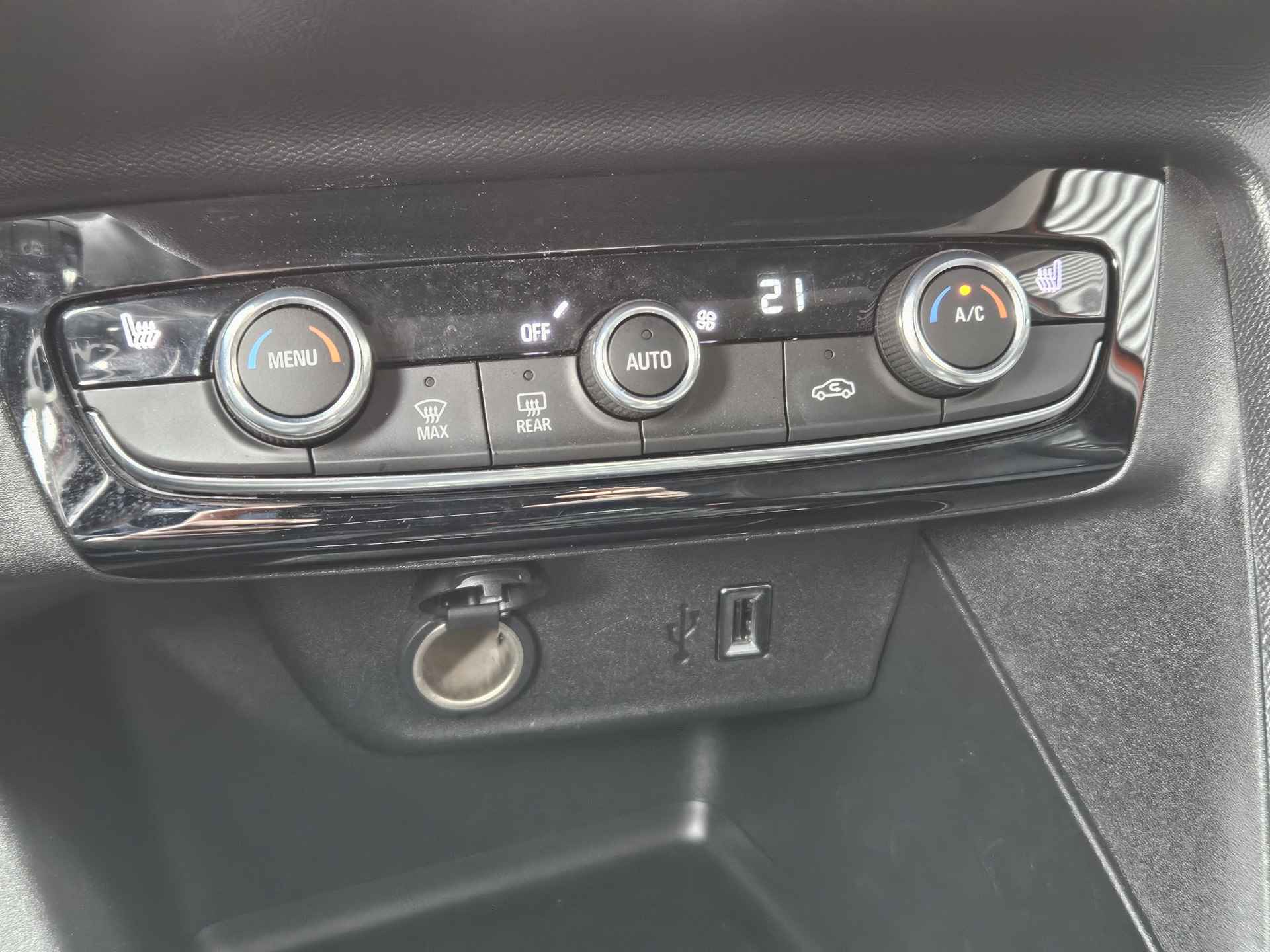 Opel Corsa 1.2 Edition Two Tone | Camera | Climate Control | Navigatie via Apple Carplay of Android Auto | Parkeersensoren voor en Achter !! | Stoelverwarming - 28/32