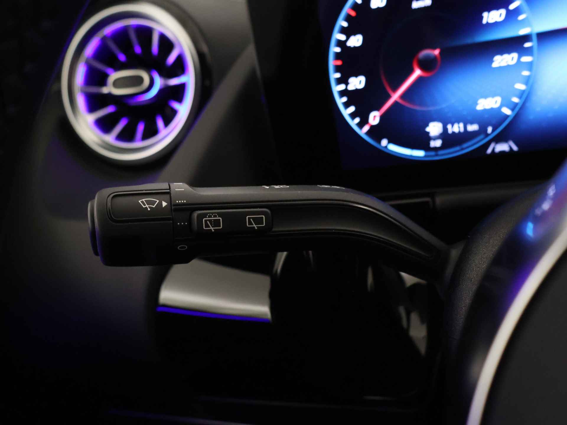 Mercedes-Benz B-Klasse 250 e AMG Plug-In Hybride | Achteruitrijcamera | Nightpakket | Sfeerverlichting | Apple Carplay | Inclusief 24 maanden MB Certified garantie voor Europa. - 24/44