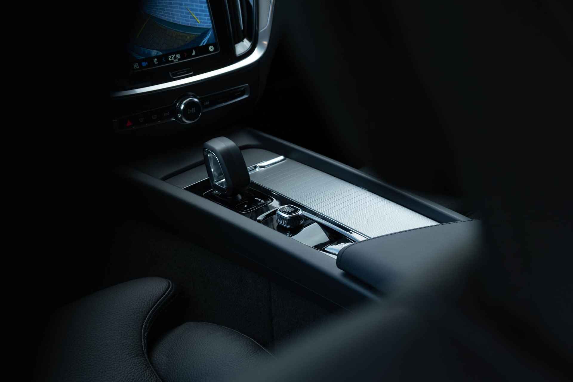 Volvo V60 B4 Plus Dark | UIT VOORRAAD LEVERBAAR | Adaptieve Cruise | Stoel-/Stuurverwarming | Google | Harman Kardon Audio | 19" LM | Lederen bekleding - 8/20