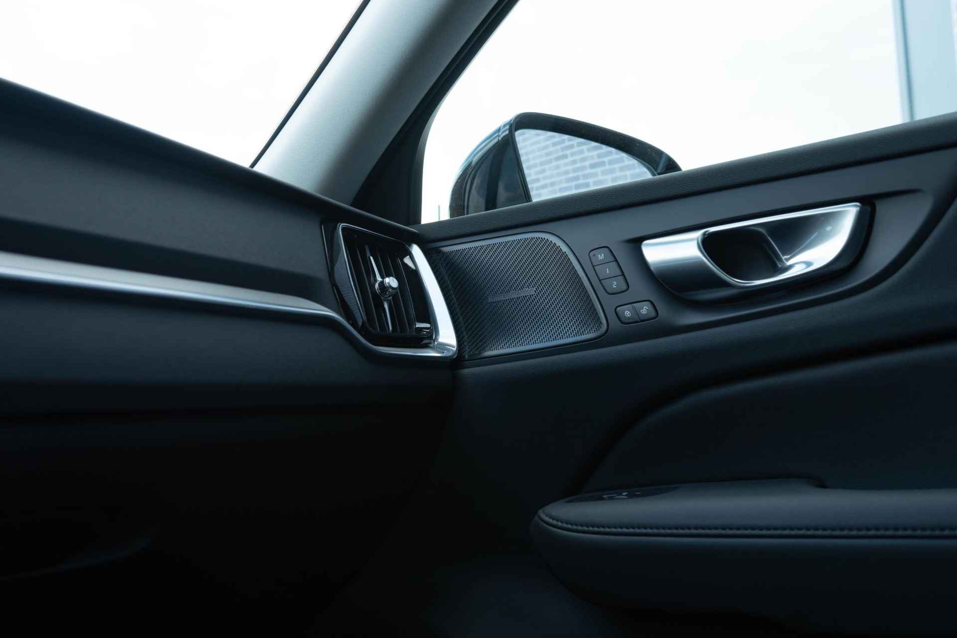 Volvo V60 B4 Plus Dark | UIT VOORRAAD LEVERBAAR | Adaptieve Cruise | Stoel-/Stuurverwarming | Google | Harman Kardon Audio | 19" LM | Lederen bekleding - 9/20
