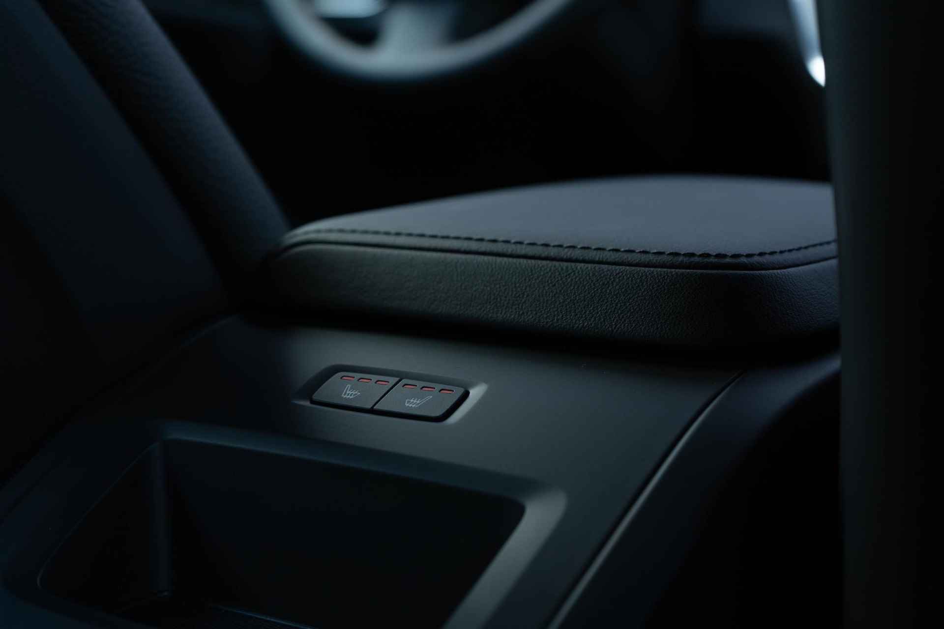 Volvo V60 B4 Plus Dark | UIT VOORRAAD LEVERBAAR | Adaptieve Cruise | Stoel-/Stuurverwarming | Google | Harman Kardon Audio | 19" LM | Lederen bekleding - 10/20