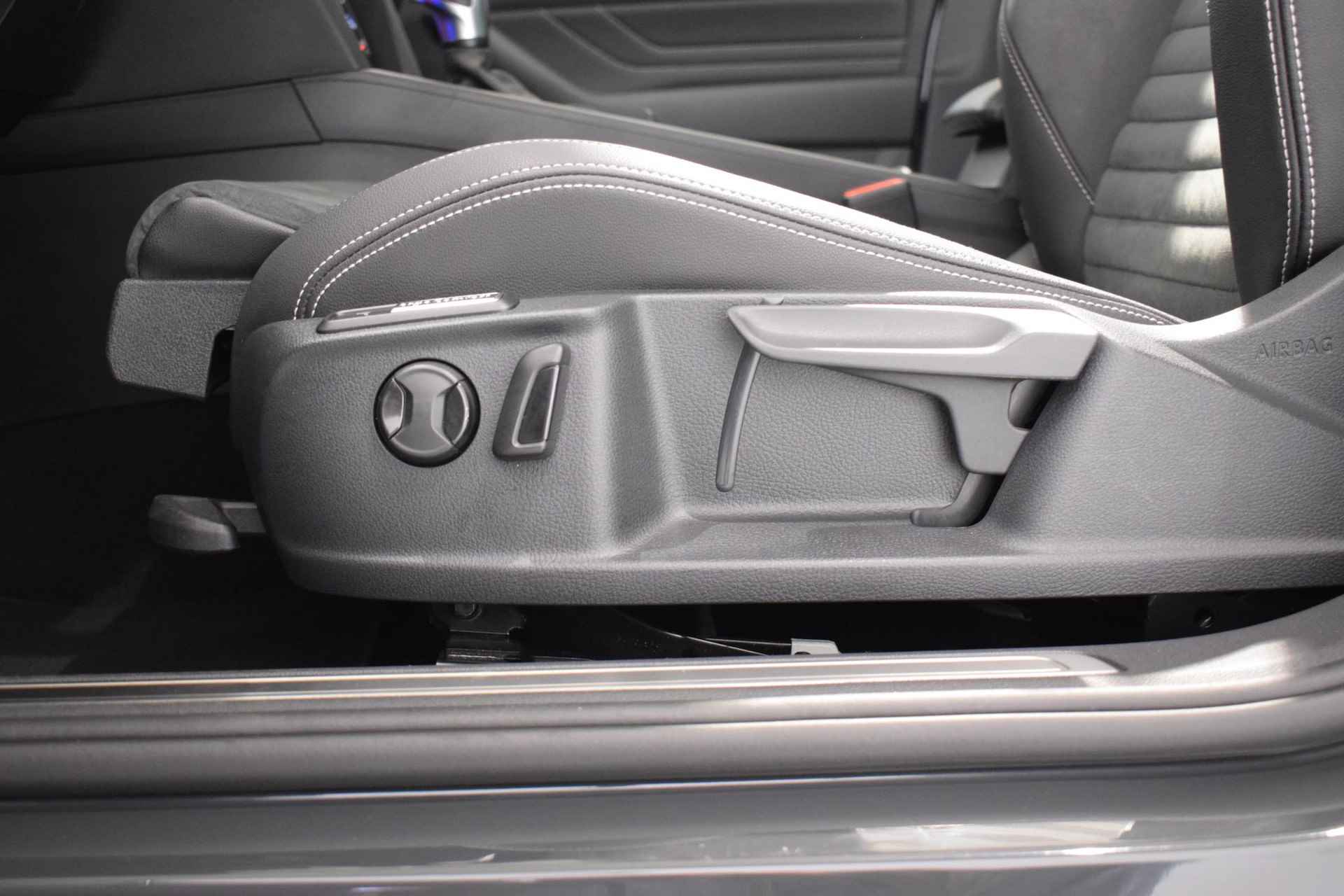 Volkswagen Passat Variant 1.4 TSI PHEV GTE Business | FACELIFT | Schuif/Kantel dak | Achteruitrijcamera | Parkeersensoren | Adaptive cruise control | Elektrische bestuurdersstoel + massagefunctie | Stoelverwarming | Apple Carplay/Android auto | - 18/51
