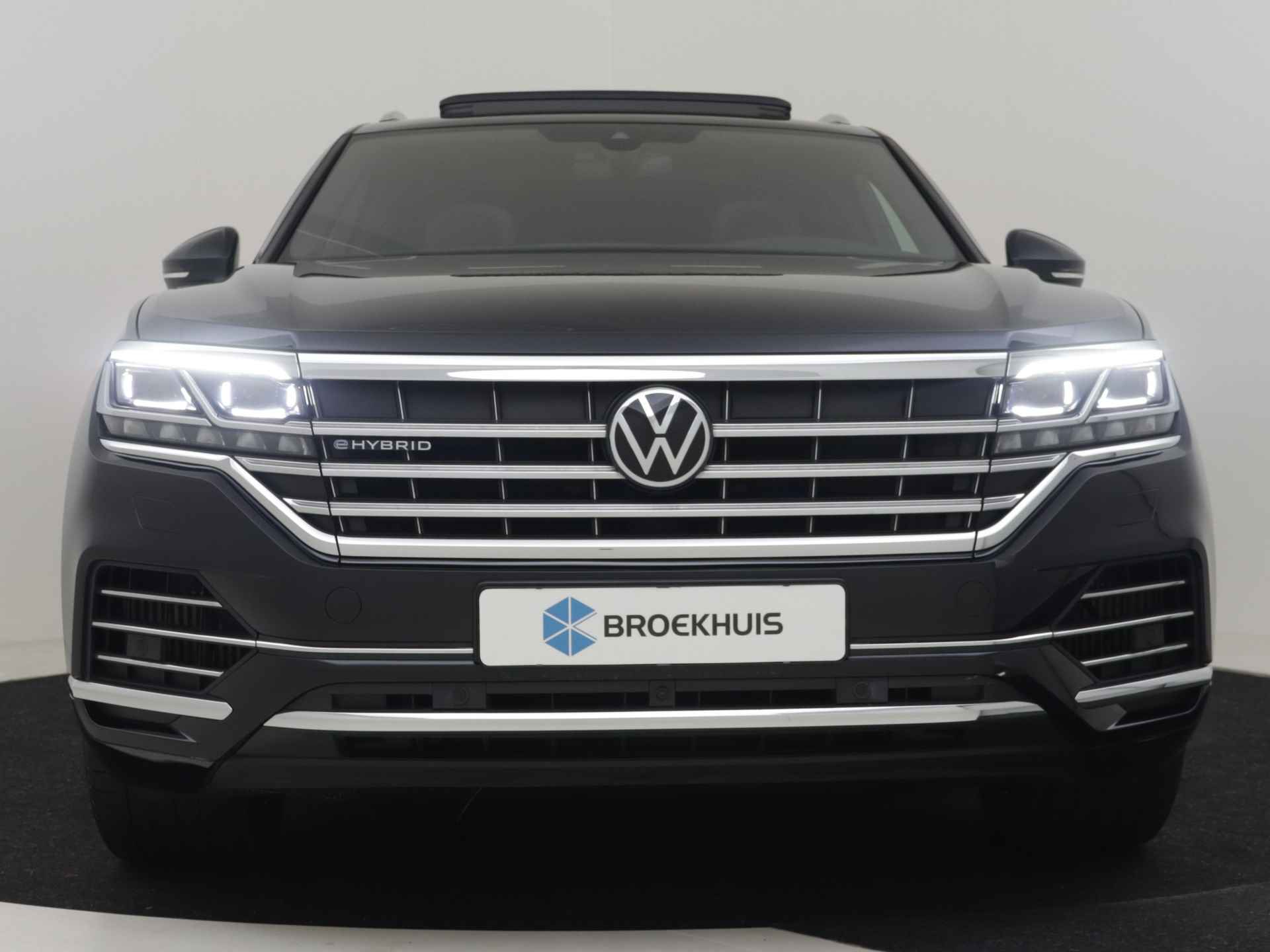 Volkswagen Touareg 3.0 TSi eHybrid 4MOTION 340pk | Panorama dak | Trekhaak | Lederbekleding | Park assist | Elektrische stoelen | Privacy glass | 2 - 34/54