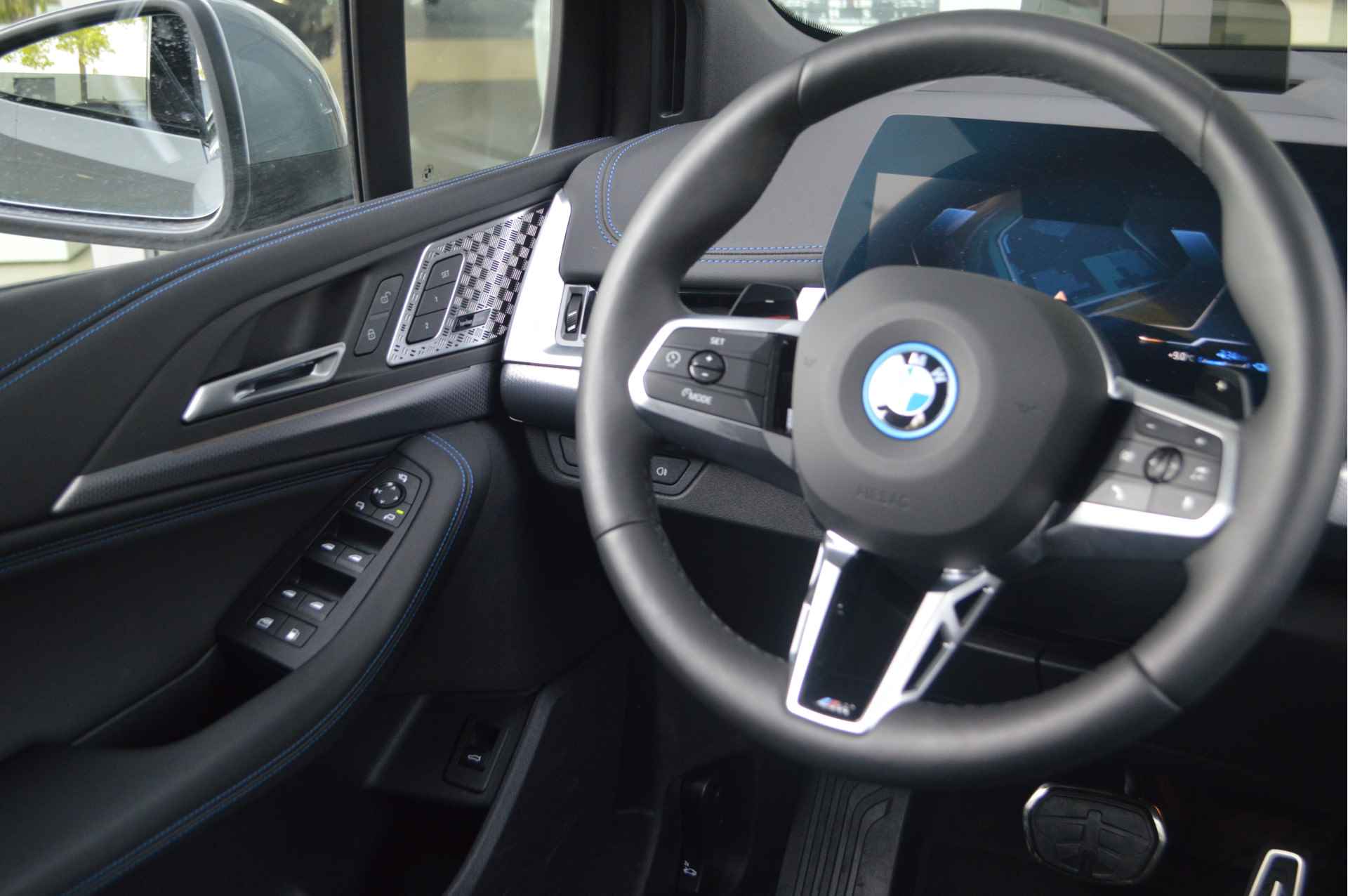BMW 2 Serie Active Tourer 225e xDrive M Sport Automaat / Panoramadak / Trekhaak / Sportstoelen / Stoelverwarming / Adaptieve LED / Harman Kardon / Live Cockpit Professional - 5/29