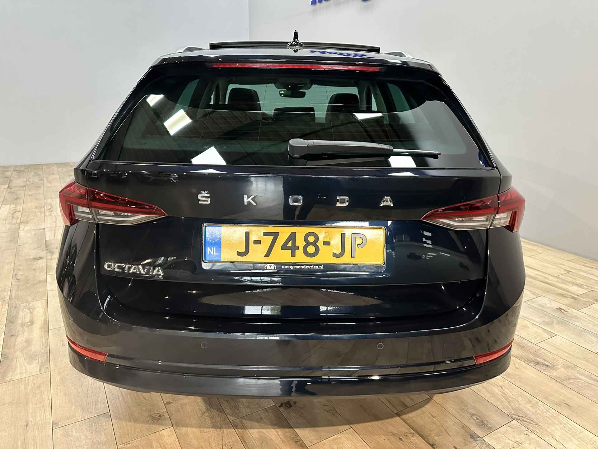 Škoda Octavia Combi 1.5 TSI First Edition Airco ECC | Panorama | Adaptive Cruise | Virtual | Trekhaak | Half leder | Navigatie | Stoelverwarming | Apple Carplay Android Auto | Isofix | NAP | - 4/47